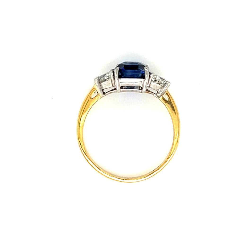 3.07 Carat Emerald cut Blue Sapphire and Diamond Ring in 18 Karat Yellow Gold In New Condition For Sale In London, GB