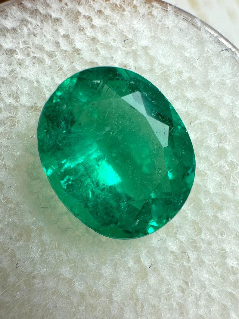 Piedra: Esmeralda
Peso: 3,07 quilates
Forma: Corte Oval
Claridad: Transparente
Lustre: Excelente-Muy bueno
Color: Verde Muzo
Medidas: 10,44 mm x 8,67 mm x 5,74 mm
Origen geográfico: Colombia
Tratamiento: Natural, Engrasado

Observaciones: Debido a