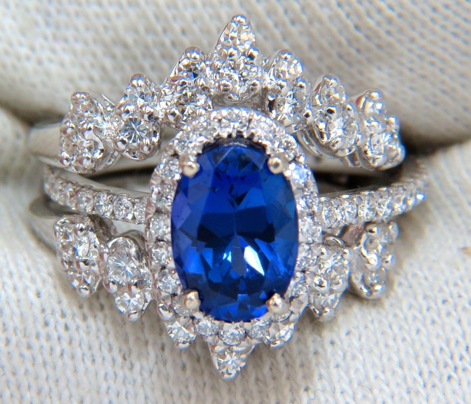 1,82ct. Tansanit Ring & Insert Jacket Ring
Tansanit: Vollschliff Brillant Ovalschliff

 Saubere Klarheit 

Transparente und lebendige violettblaue Farbe oben

6.5 x 9mm

Seite .50ct Natürliche runde Diamanten:

G-Farbe vs. 2 Klarheit.

Deck of