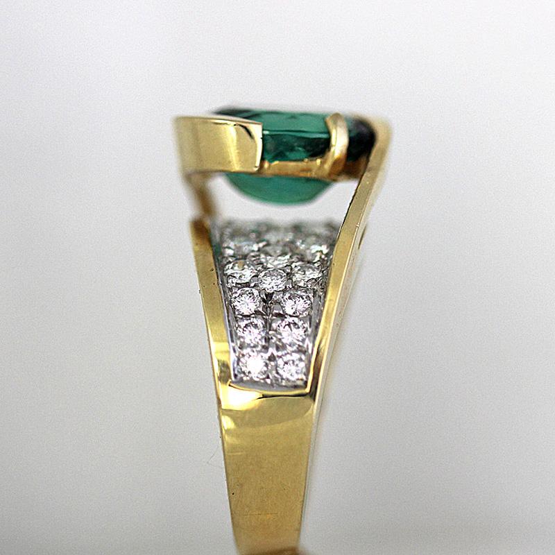 Modern 3.07 Carat Oval Green Tourmaline, 1.00 CT Diamonds, 18k Yellow Cocktail Ring For Sale