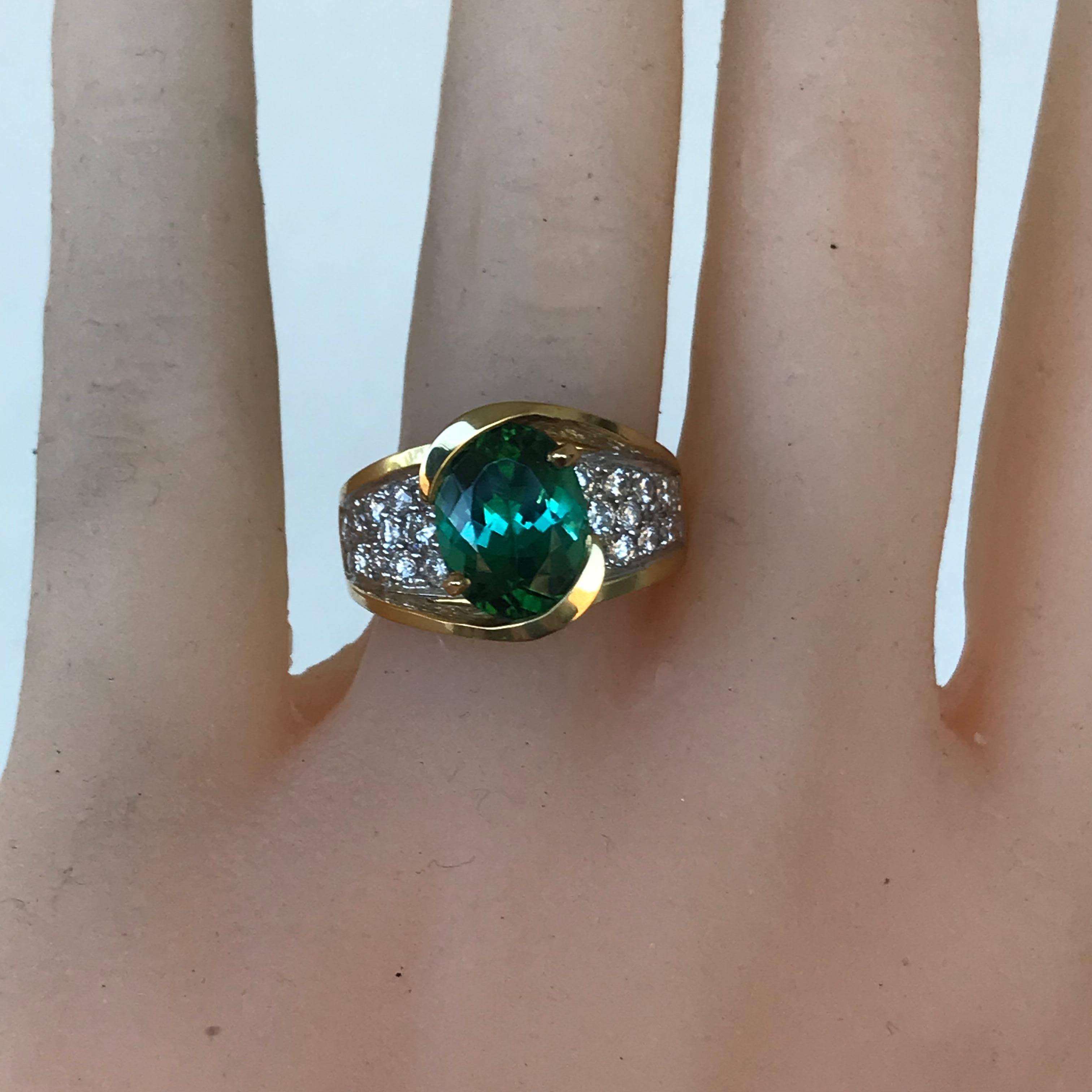 3.07 Carat Oval Green Tourmaline, 1.00 CT Diamonds, 18k Yellow Cocktail Ring For Sale 1