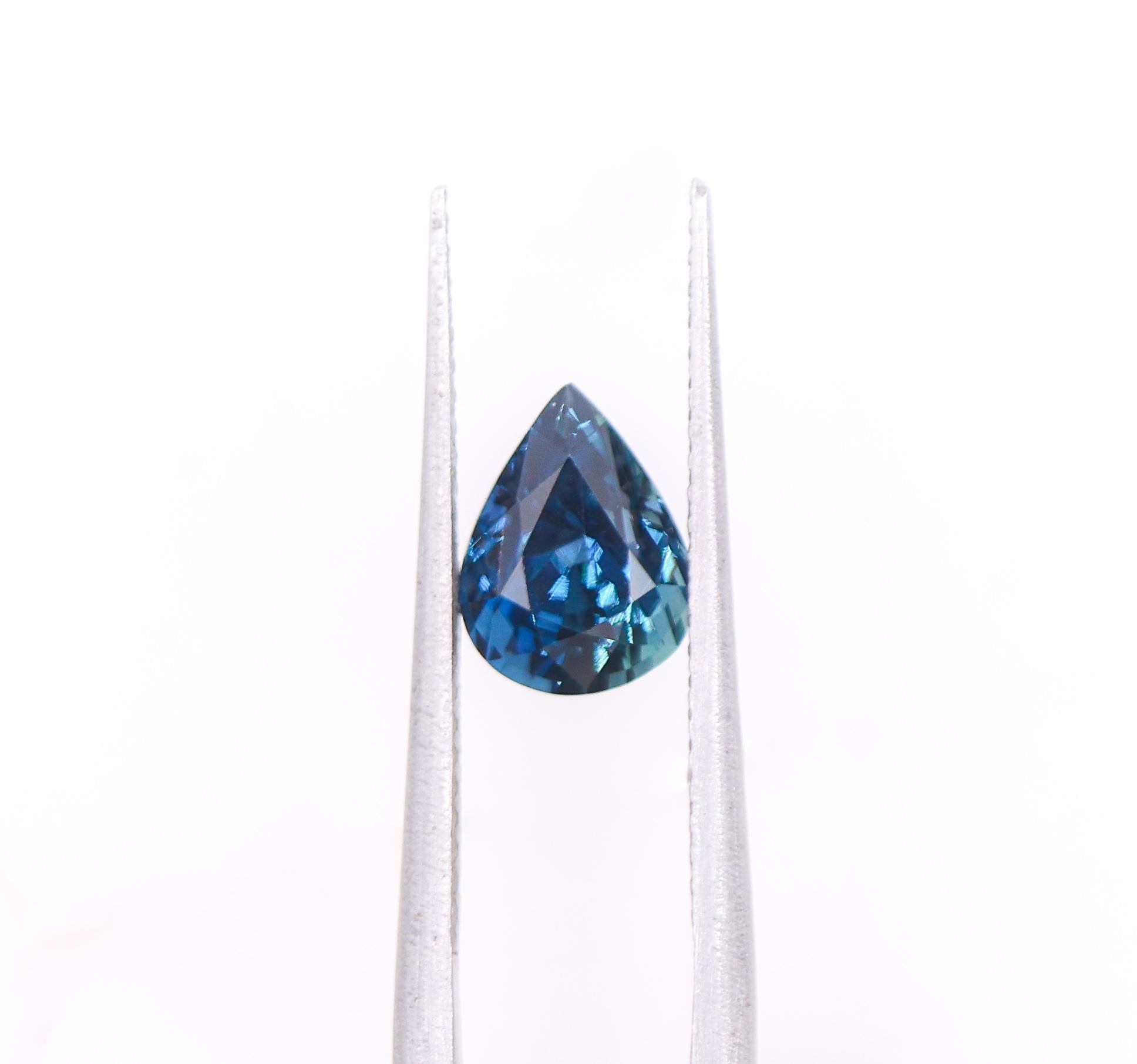 Design/One présente une pierre précieuse en forme de poire de 3,07 carats, le saphir de paon ! Cette pierre précieuse saphir bleu s'adaptera parfaitement à la monture de votre choix et peut être un très beau cadeau de naissance pour vos proches !