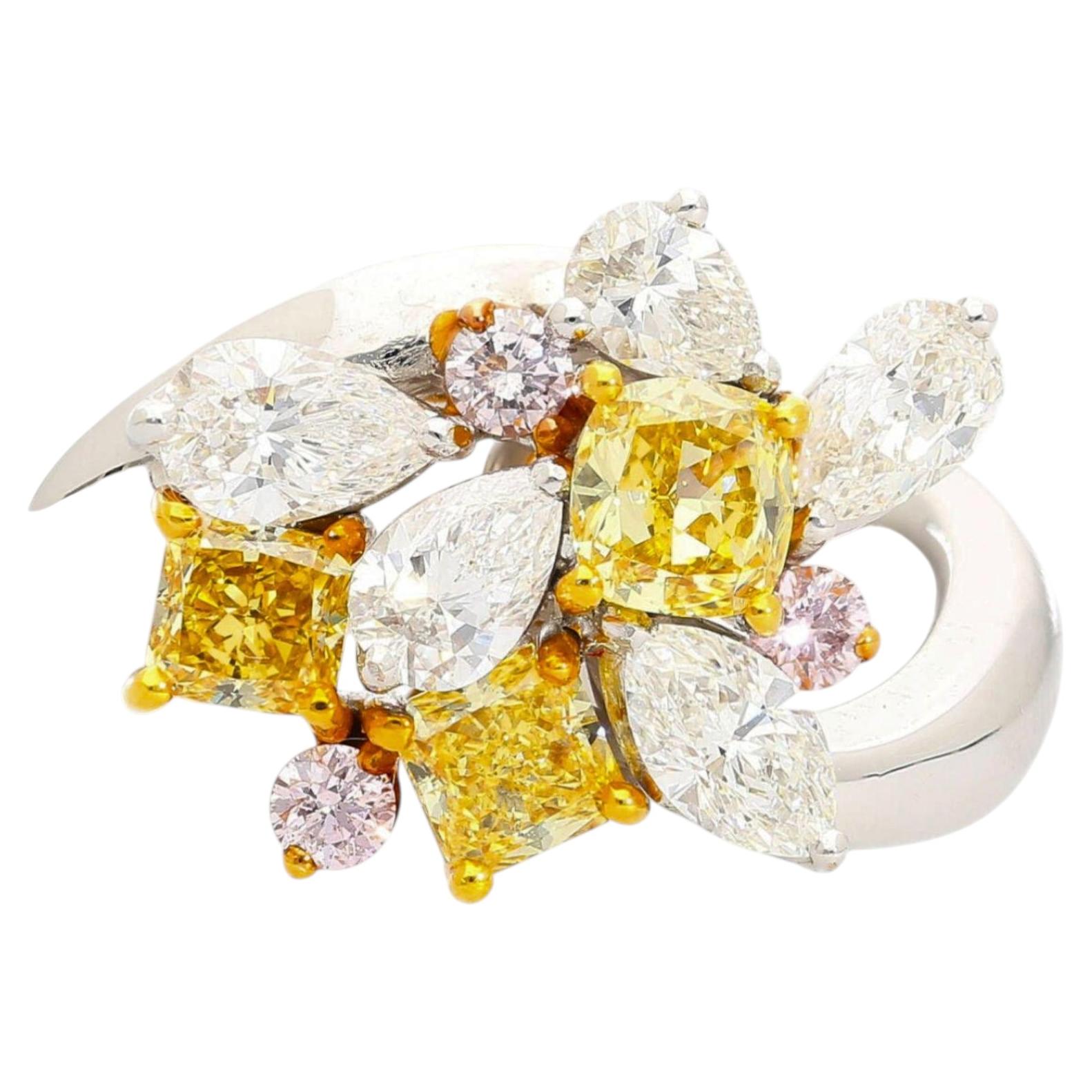 Anillo en racimo de oro de 18 quilates con diamante blanco rosa en cojín amarillo de 3,07 quilates en platino