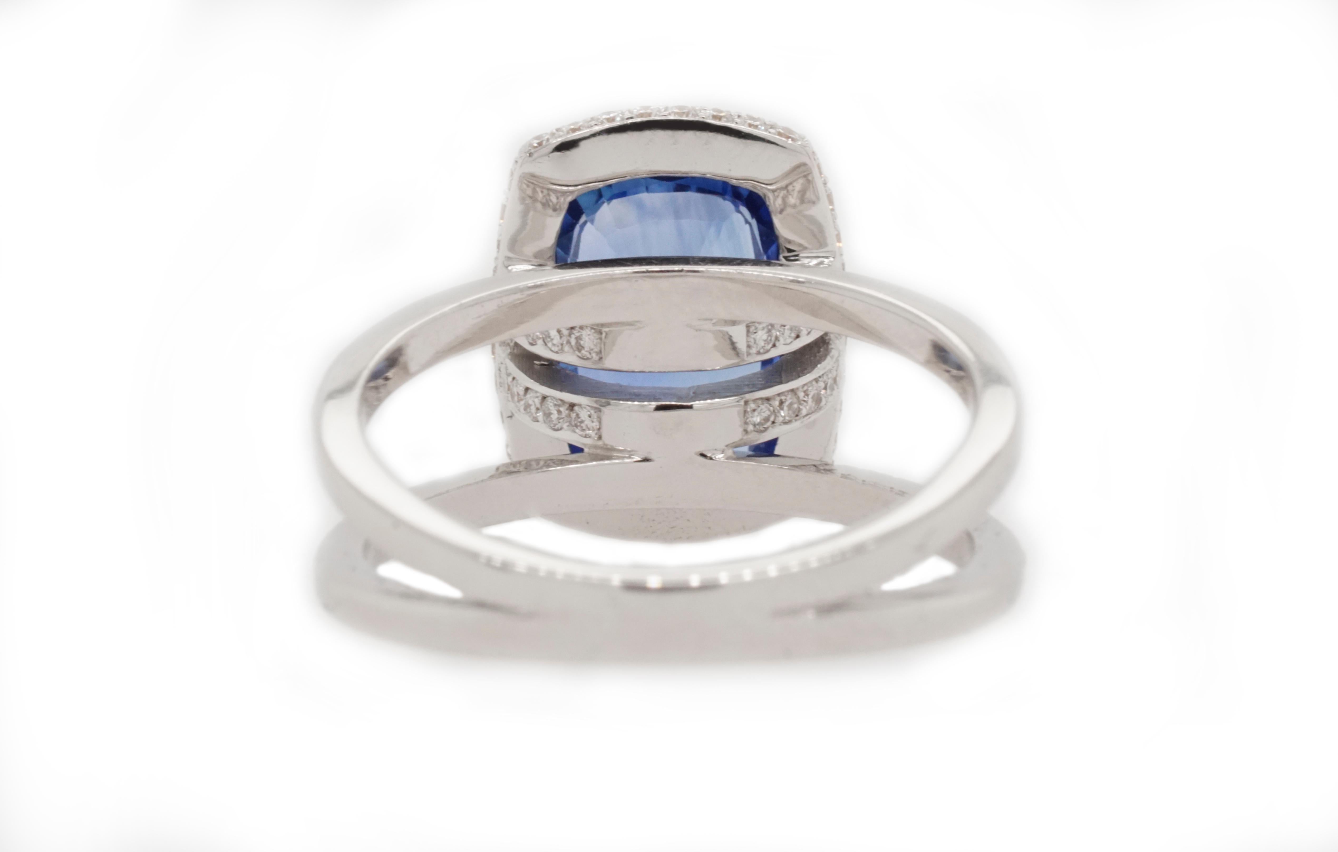 Contemporary 3.07 Carat Blue Ceylon Sapphire and Diamond Ring For Sale