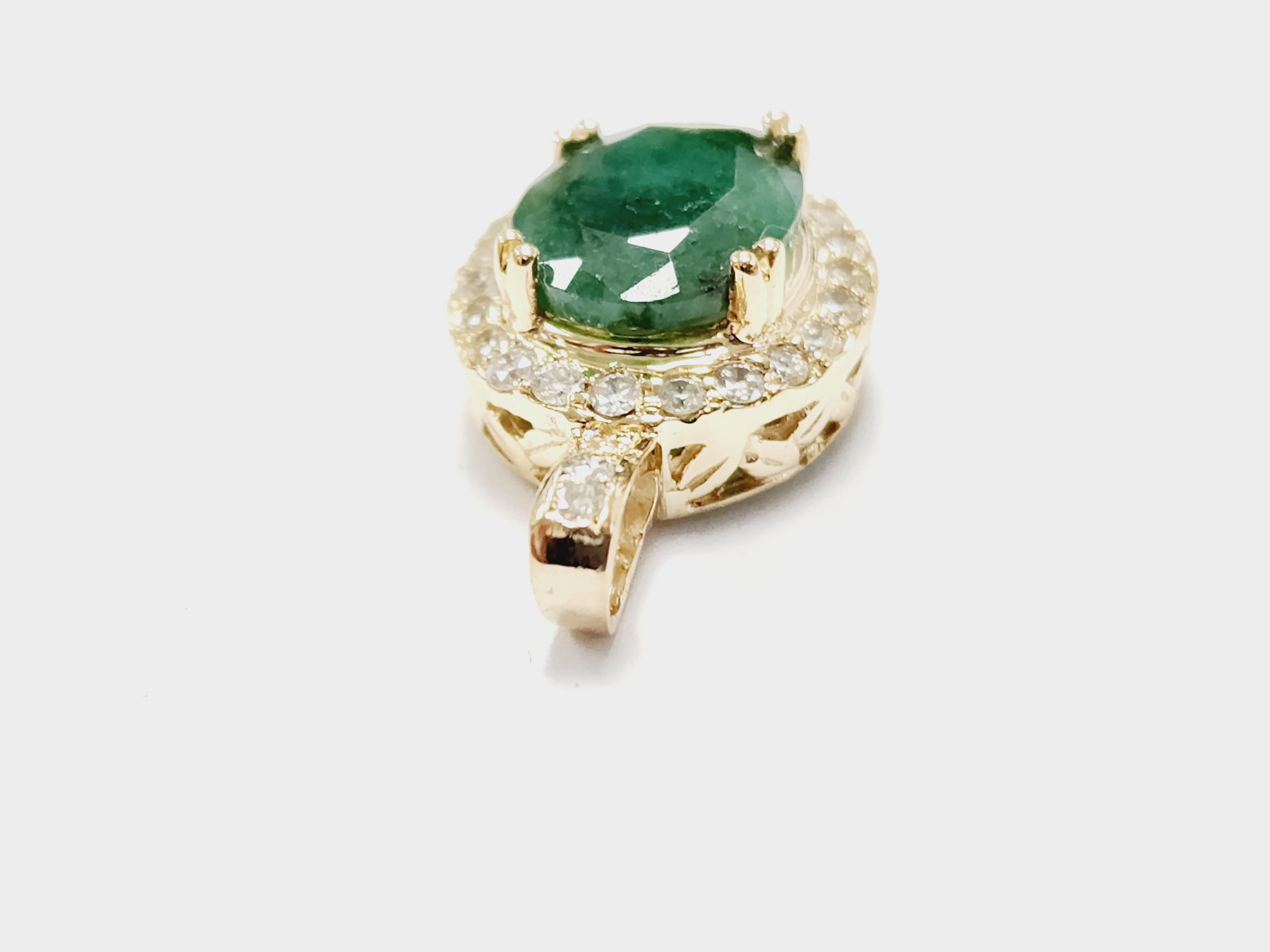 3.55 Carats Natural Emerald Diamond Pendant Yellow Gold 14 Karat For Sale 3