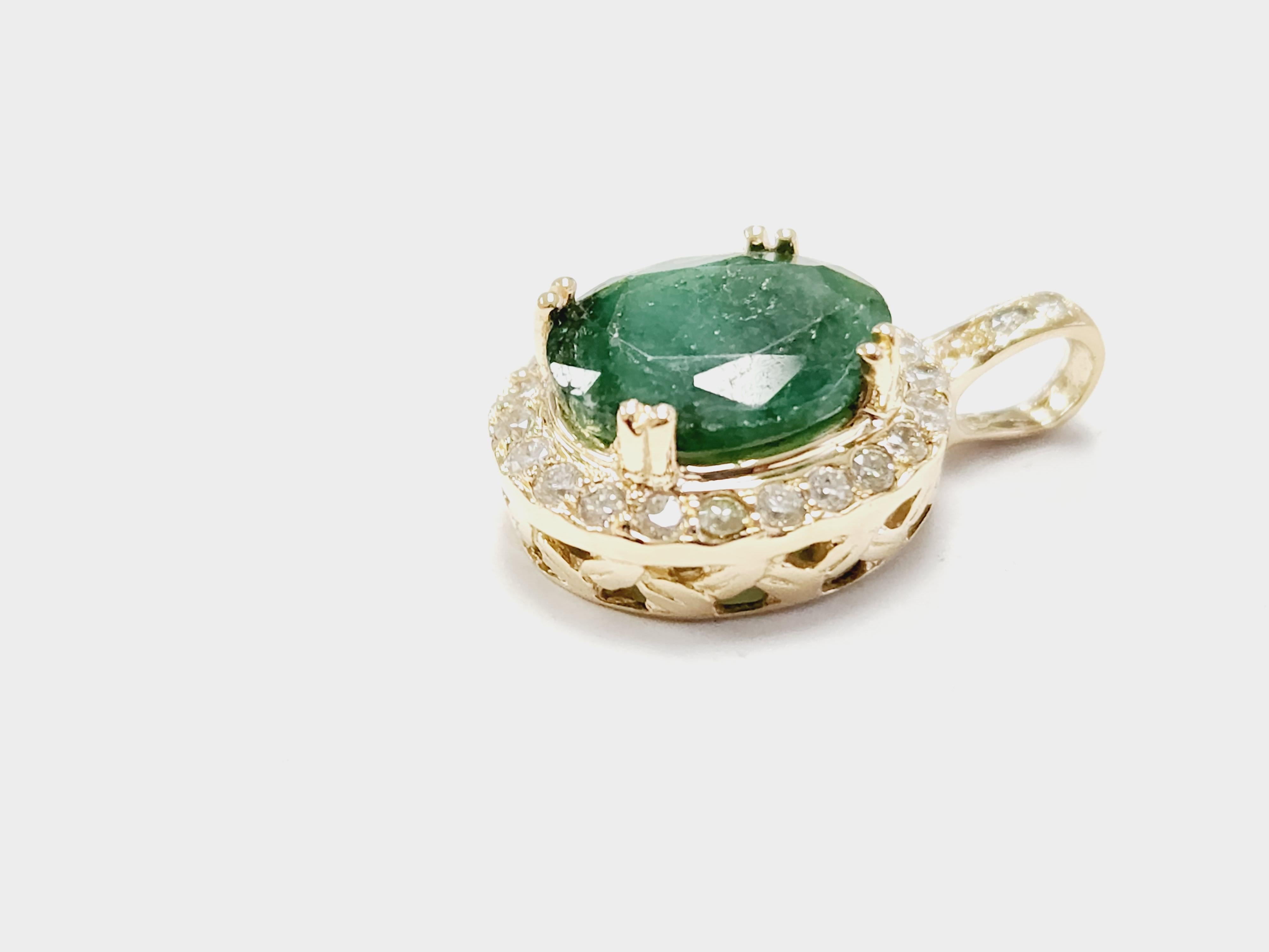 Women's 3.55 Carats Natural Emerald Diamond Pendant Yellow Gold 14 Karat For Sale