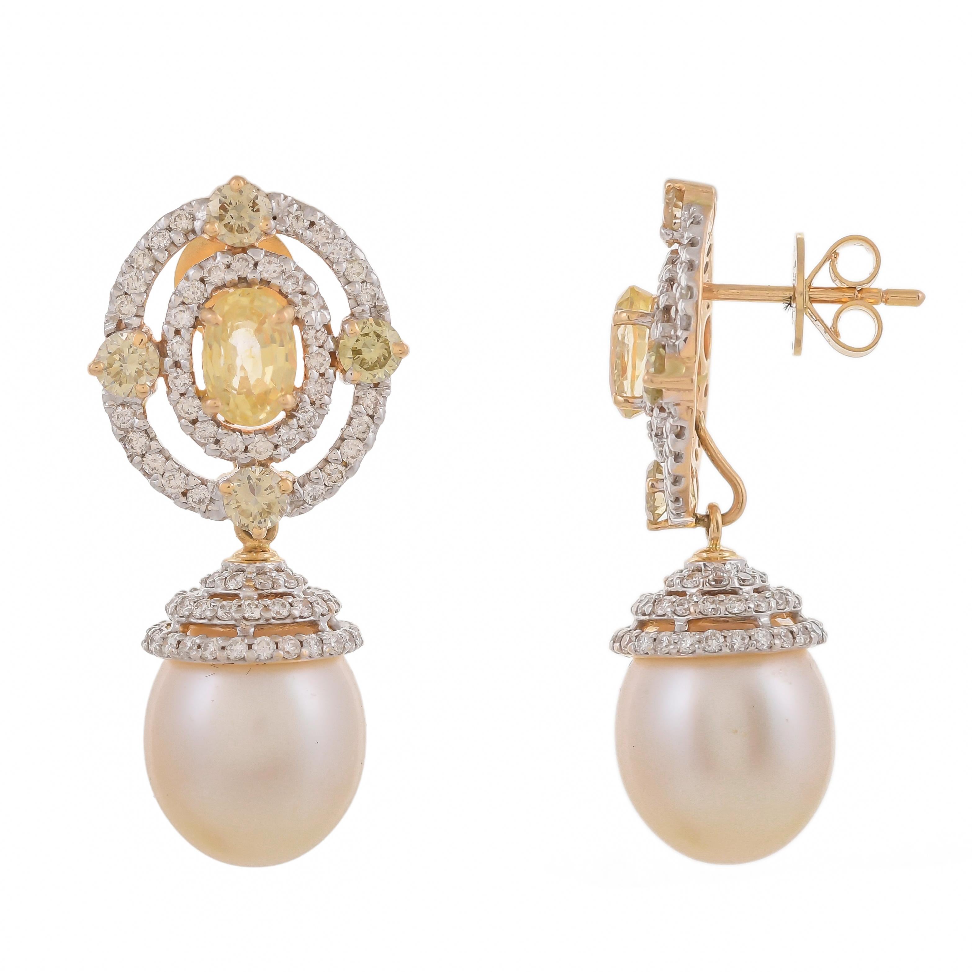 A detachable 18 karats yellow gold earring with a fine oval-shaped sapphire at the centre. The centre stone has an immediate surround of full-cut diamonds and an extended surround of round-shaped yellow sapphire further suspended with South Sea