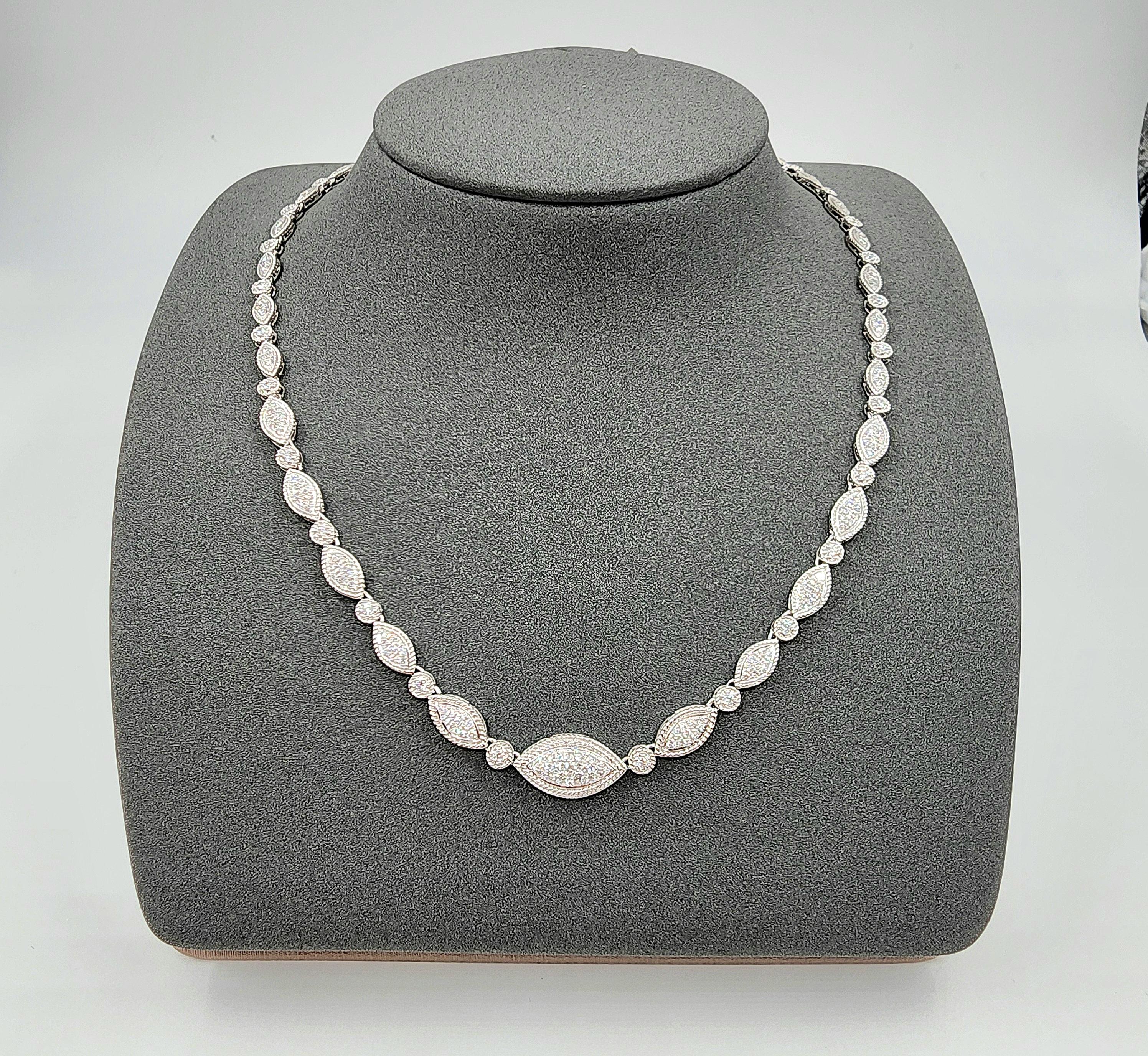 Questa splendida collana di diamanti ha 220 diamanti incastonati nell'oro bianco 18 carati. I diamanti hanno un colore E/F e una purezza VS. Una collana così elegante da aggiungere alla collezione di qualsiasi gioielliere.