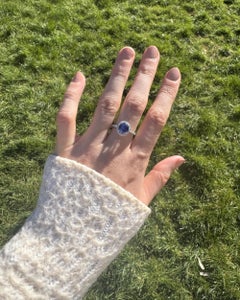 Anello con zaffiro blu naturale da 3,07 carati e diamanti da 0,23 carati in oro bianco 18 carati