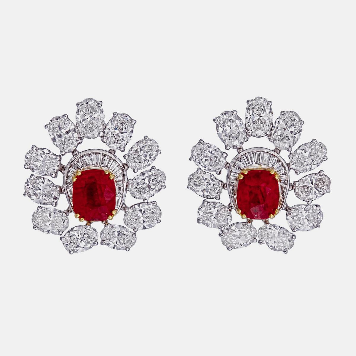 Un'elegante coppia di  Gli orecchini con rubini e diamanti di REWA Jewell sono realizzati in oro bianco 18 carati.

I due pezzi centrali sono rubini birmani naturali per un peso totale di circa 3,07 carati. I rubini birmani non trattati di questa