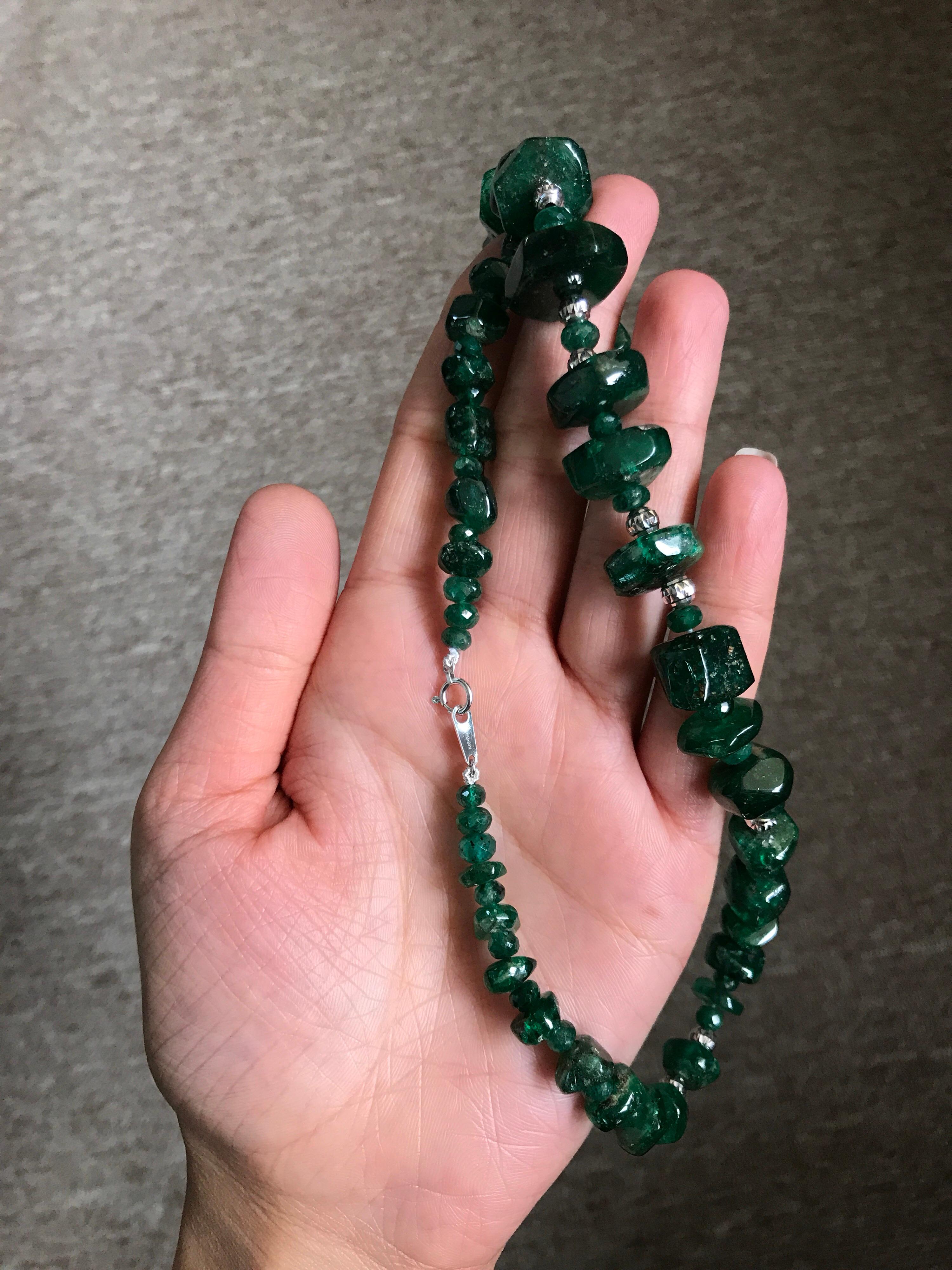 308 Karat Smaragd-Halskette mit Tumble-Perlen Damen im Angebot