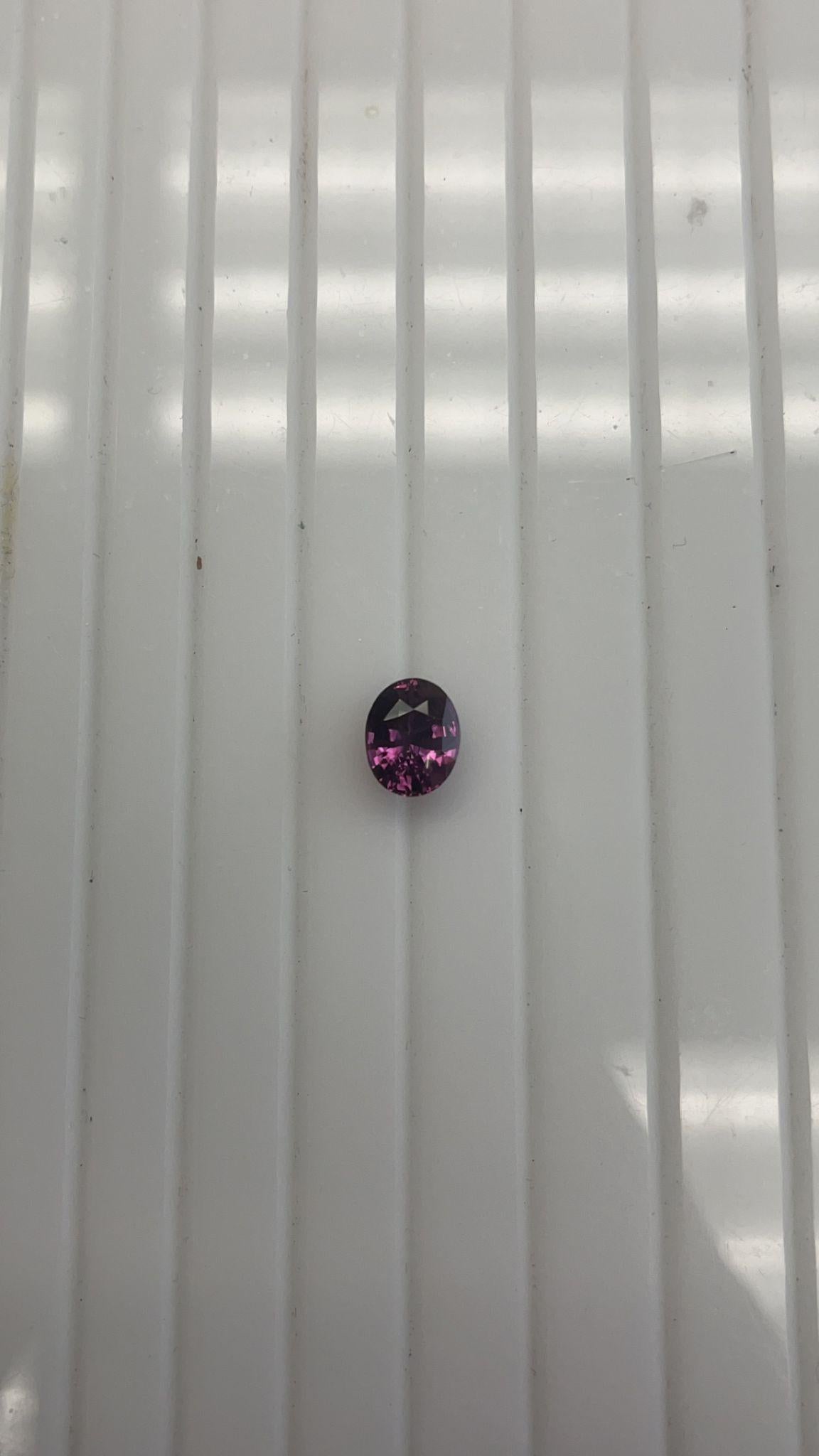 Zaffiro rosa ovale violaceo certificato GIA del peso di 3,08 carati
Misura (9,55x7,58x5,22) mm
Nessuna indicazione di riscaldamento
