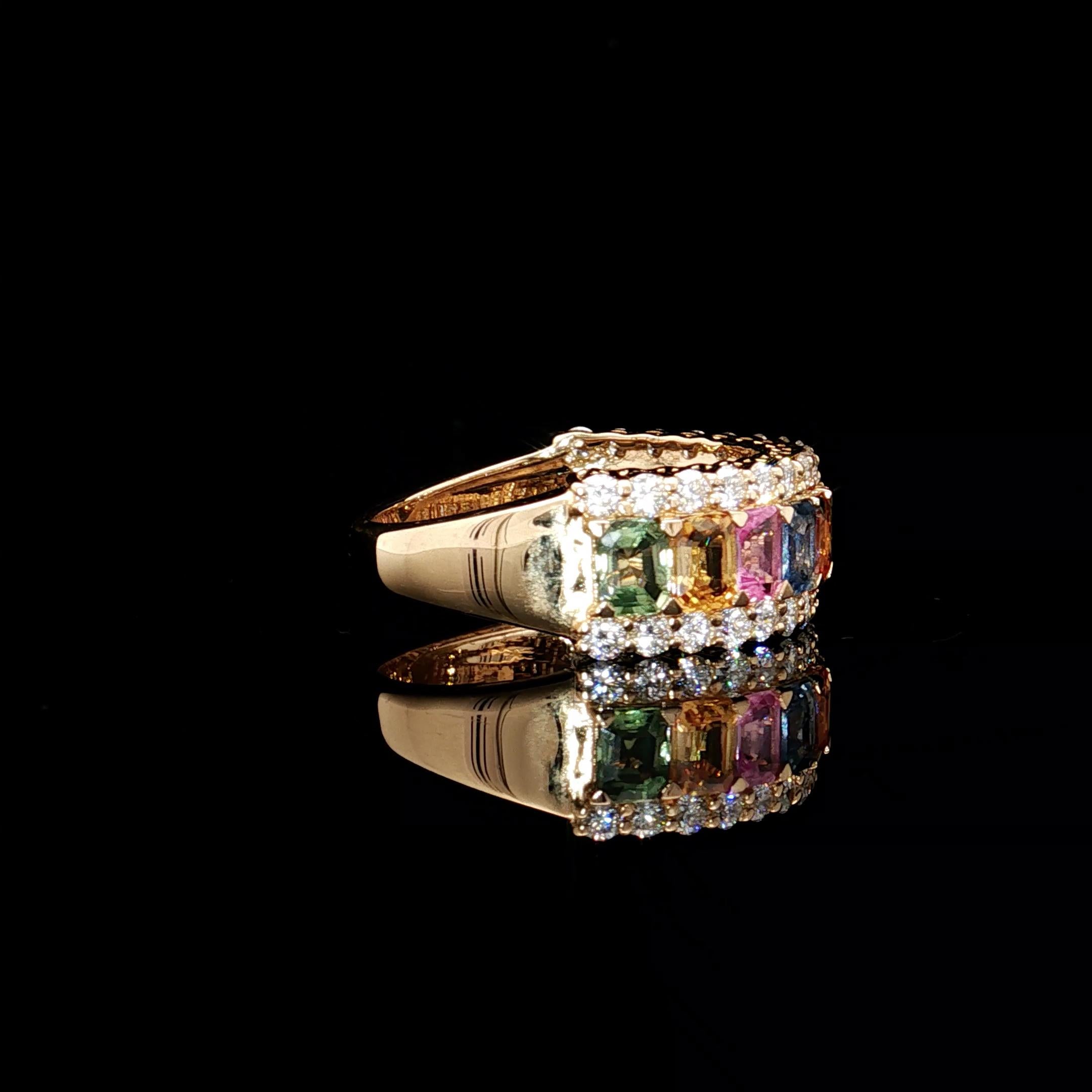 Bague en or blanc 18kt avec diamants
  
  Couleur de l'or et carat : Or blanc 18kt
  Poids : 5.13 grammes
  
  Ensemble avec...
  Type de pierre : Saphir
  Forme : Émeraude
  Carat : 3.08 ct
  Couleur : Multi-couleurs
  
 
  Pierres environnantes :