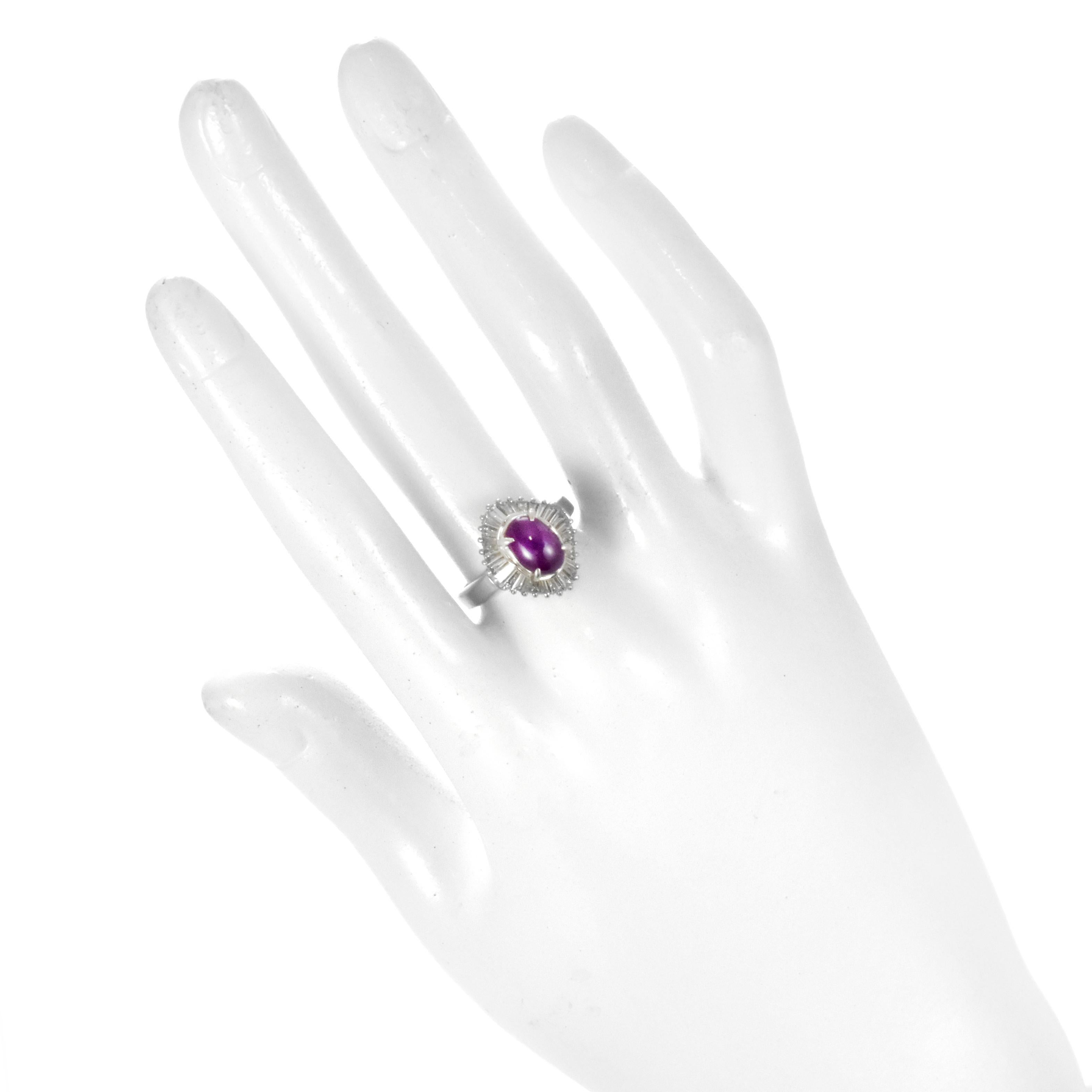 Cabochon Anello con diamante e rubino naturale da 3,08 carati realizzato in platino in vendita