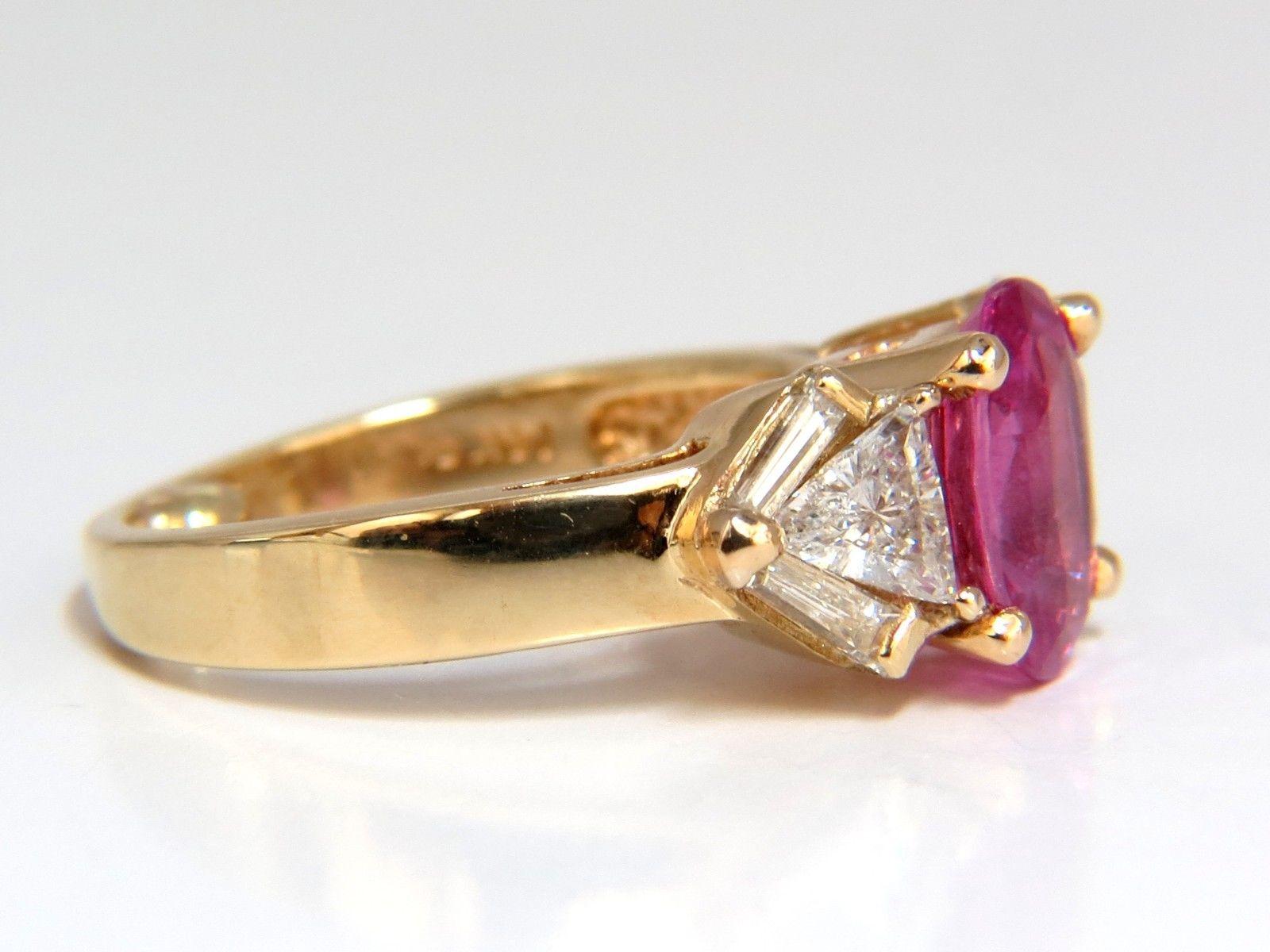 Women's or Men's 3.08 Carat Natural Vivid Pink Oval Sapphire Trilliant Diamonds Ring 14 Karat