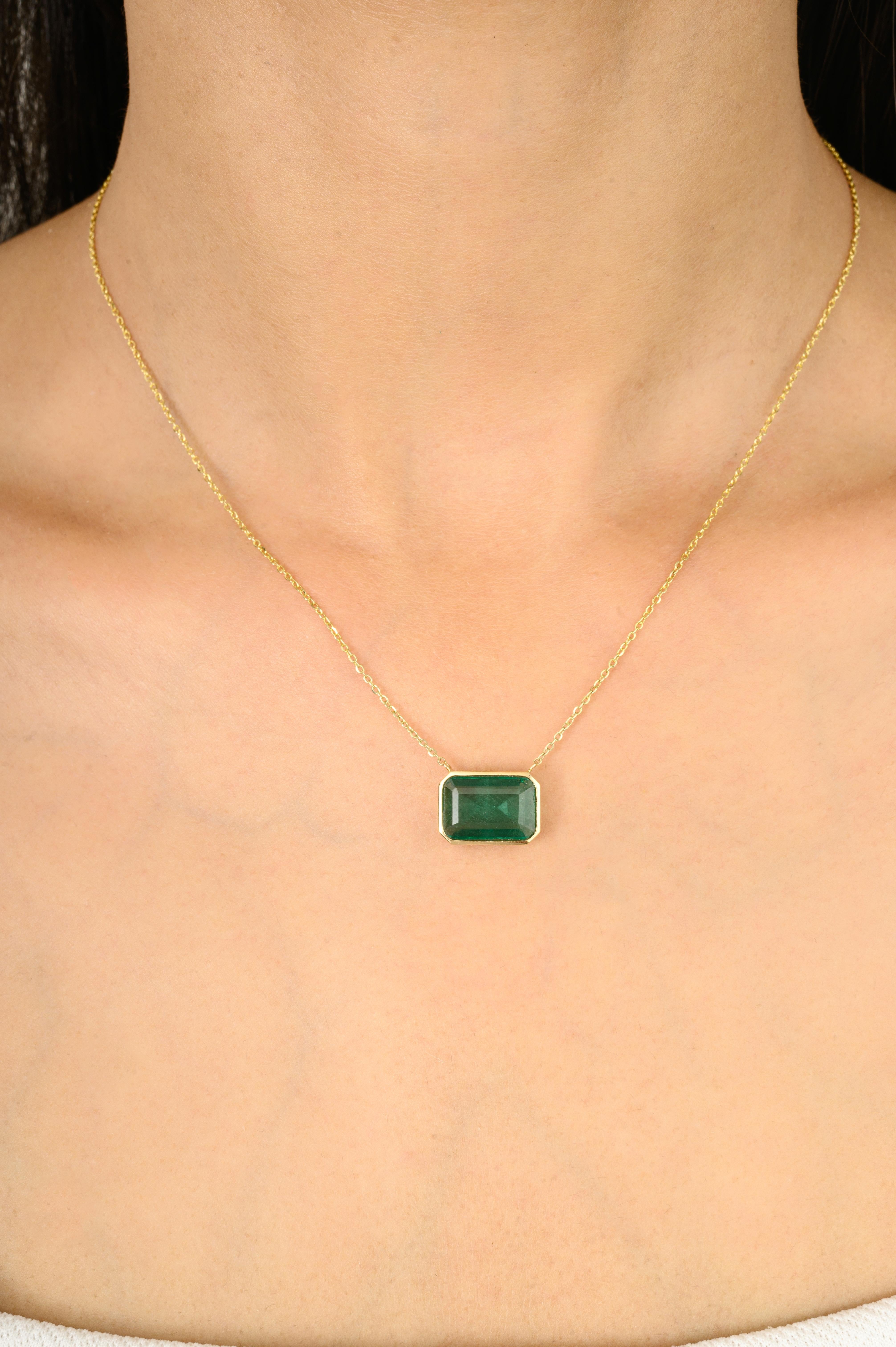 Collier solitaire en or 14 carats de 3,08 carats d'émeraudes octogonales serties d'émeraudes en poire. Ce superbe bijou rehausse instantanément un look décontracté ou une tenue habillée. 
L'émeraude renforce les capacités intellectuelles.
Conçue