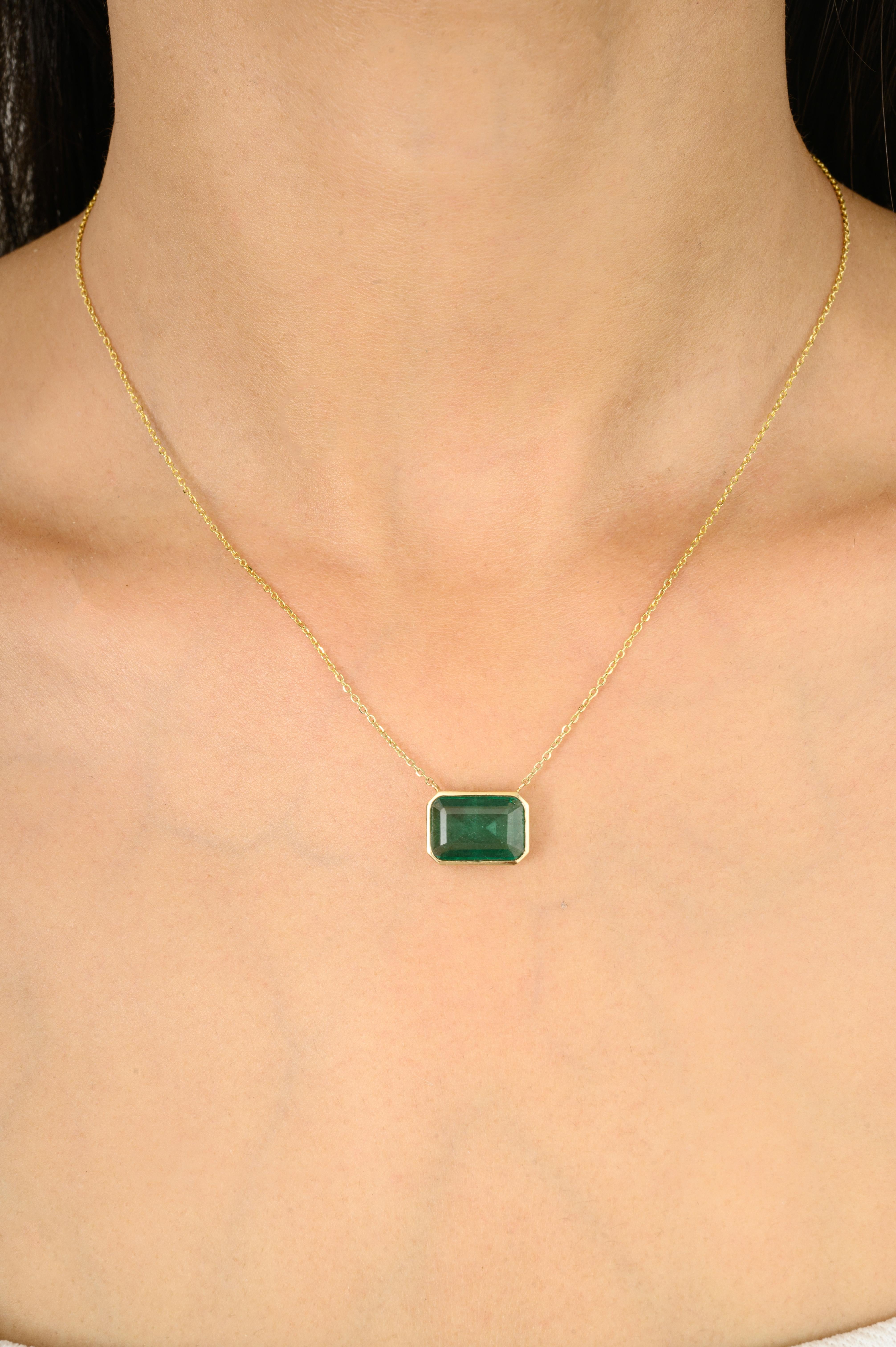 Collier solitaire en or jaune massif 14 carats avec émeraude taille octogonale de 3,08 carats en vente 1