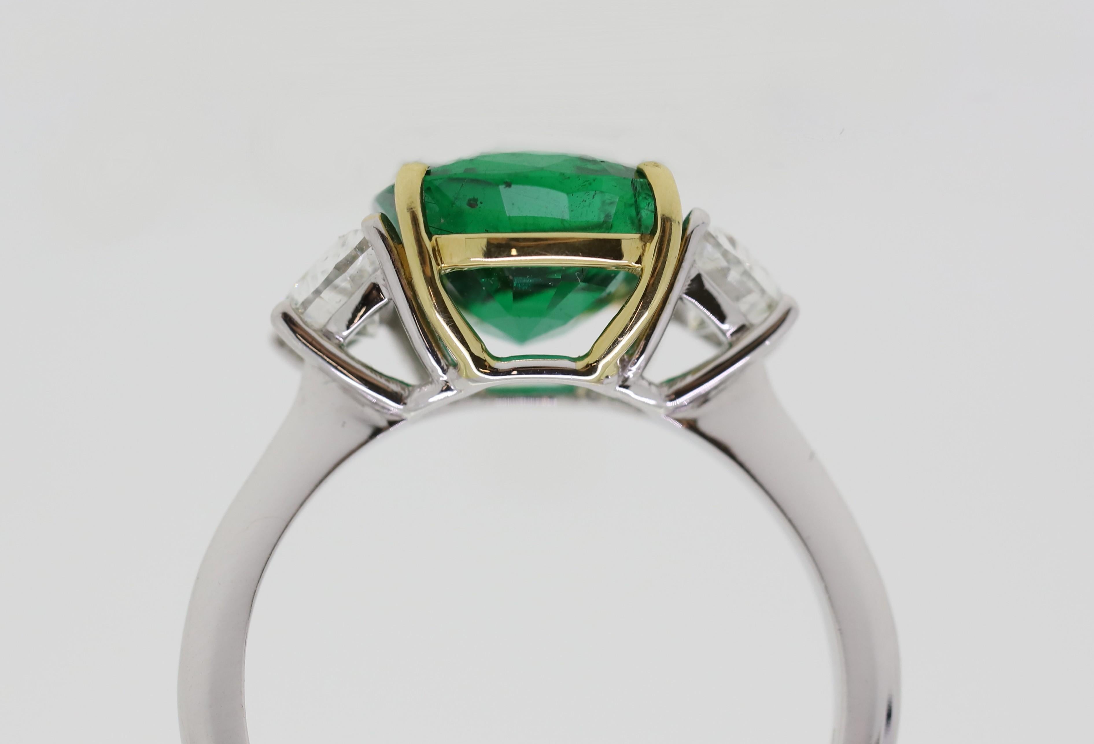 3.08 Carat Oval Emerald and 2 Half-Moon Natural White Diamonds Cocktail Ring For Sale 4