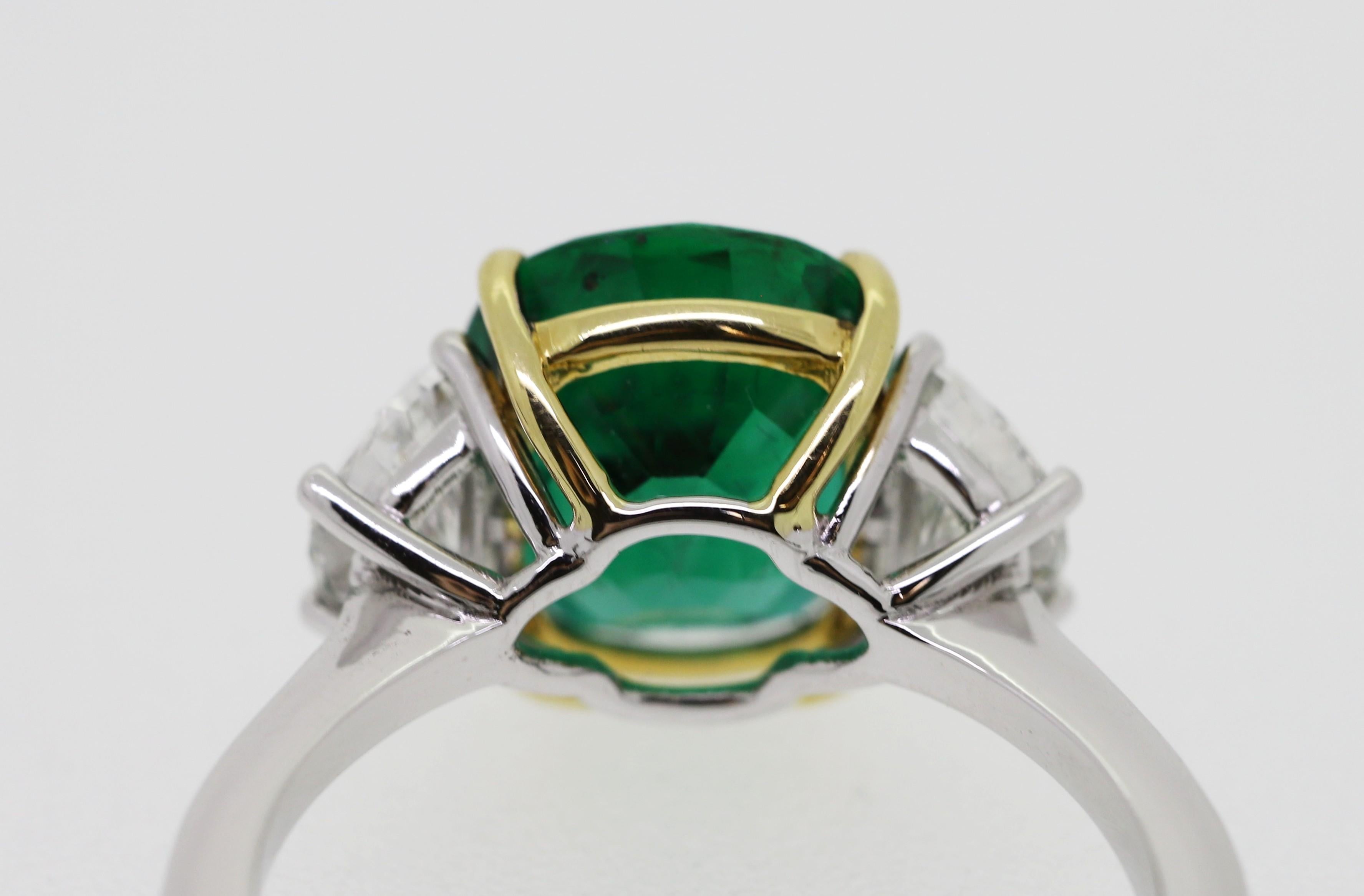 3.08 Carat Oval Emerald and 2 Half-Moon Natural White Diamonds Cocktail Ring For Sale 5