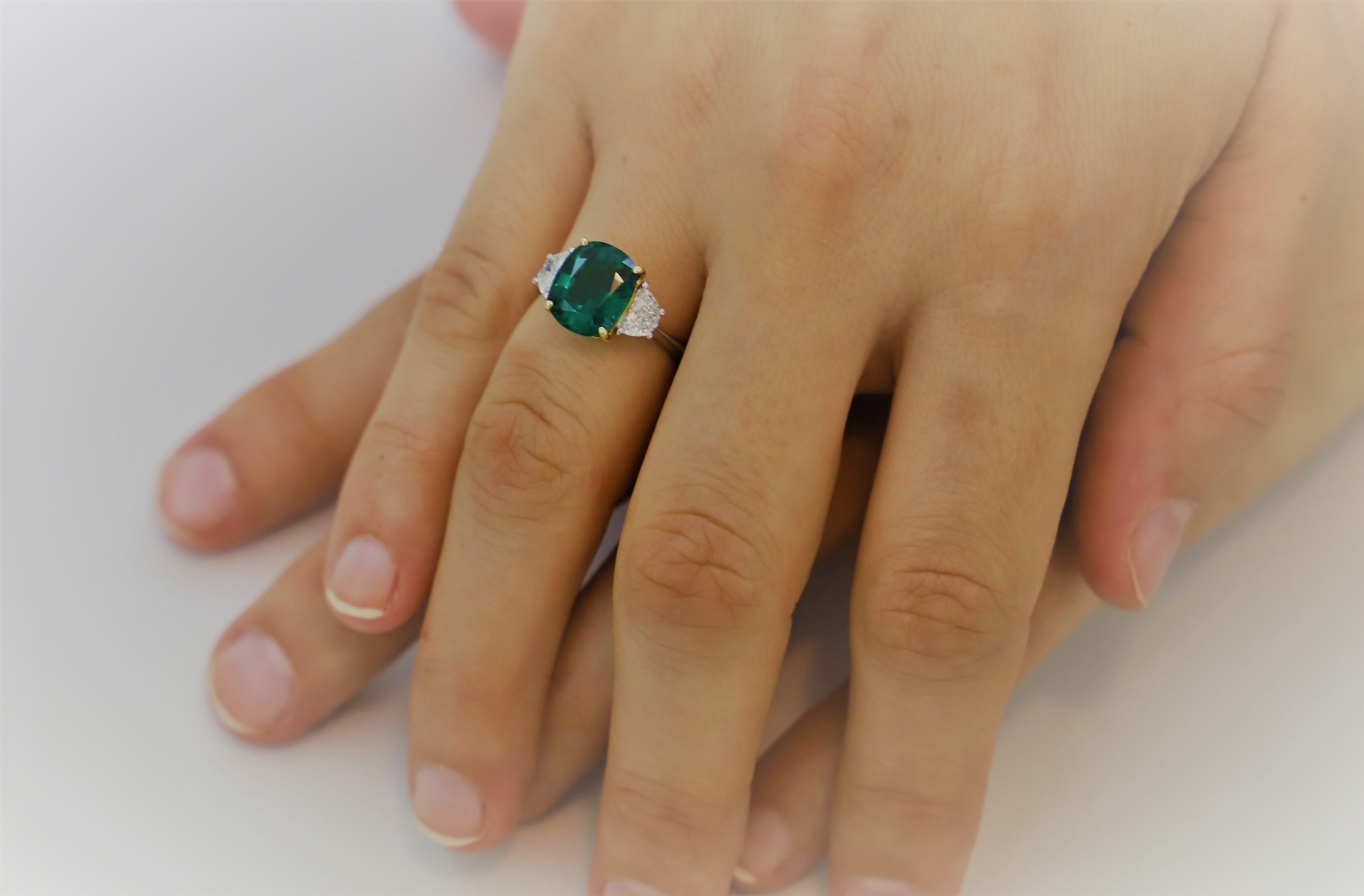 Contemporary 3.08 Carat Oval Emerald and 2 Half-Moon Natural White Diamonds Cocktail Ring For Sale