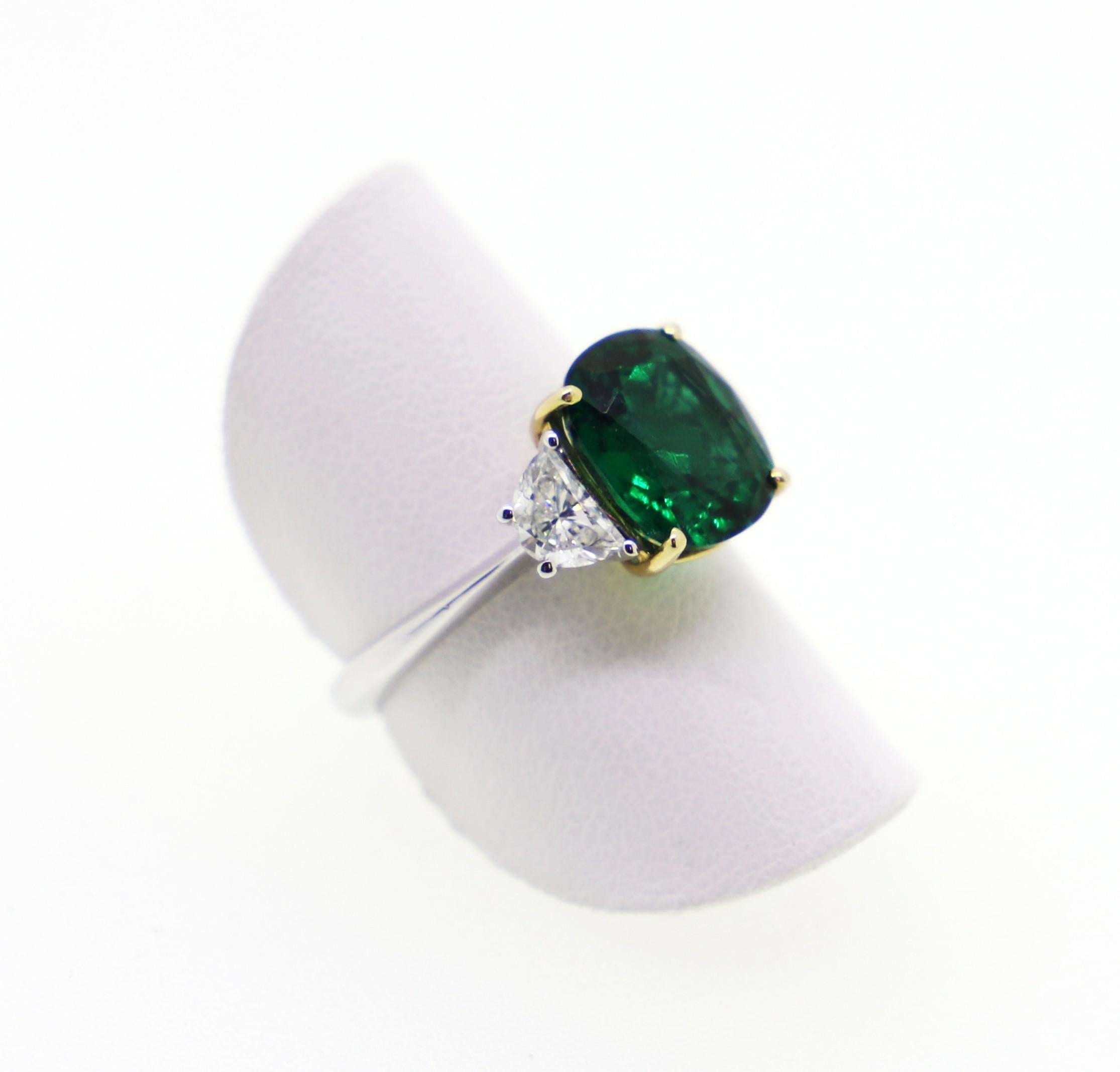 3.08 Carat Oval Emerald and 2 Half-Moon Natural White Diamonds Cocktail Ring In New Condition For Sale In Milano, IT