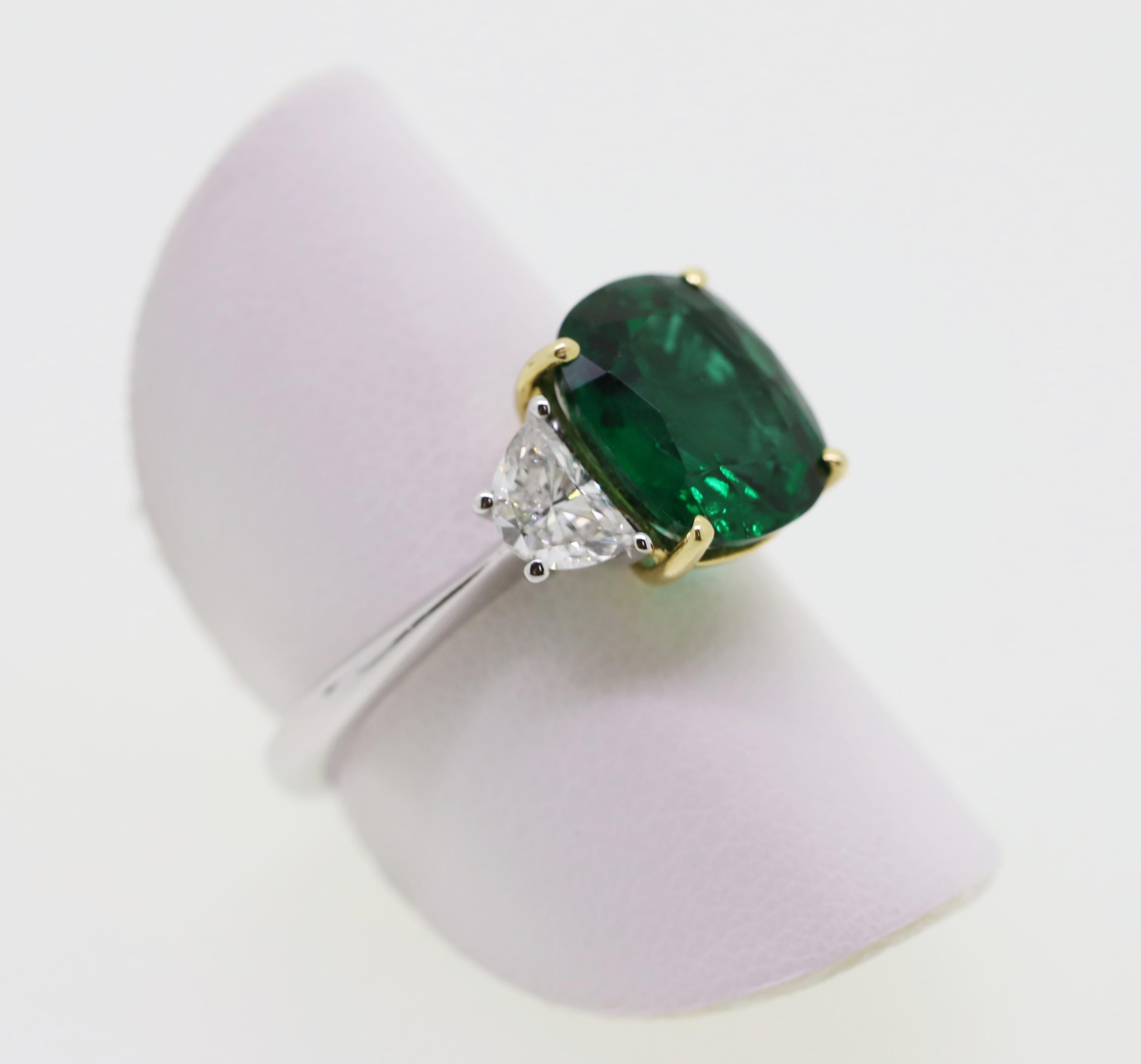 Women's 3.08 Carat Oval Emerald and 2 Half-Moon Natural White Diamonds Cocktail Ring For Sale