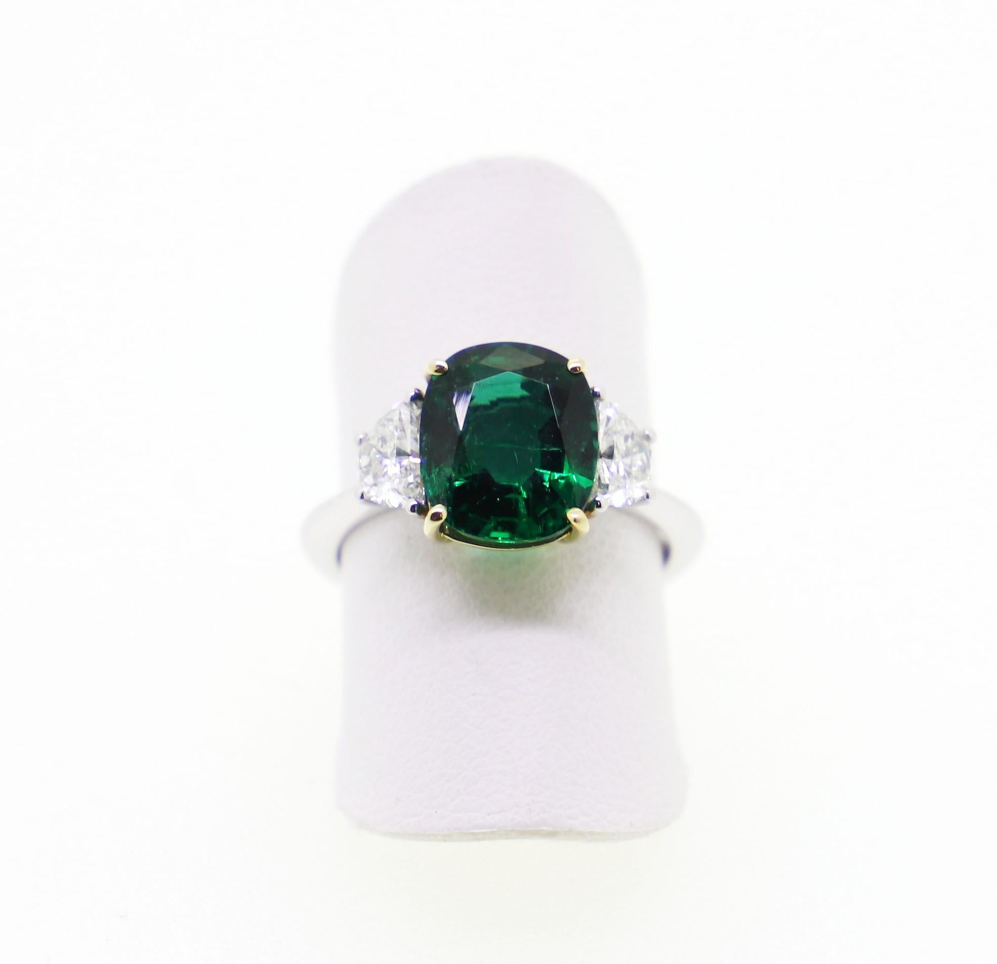 This Cocktail Ring is a great classic, and exactly for this reason it fits any outfit, with the sobriety and elegance of an everalsting design.
The Vivid Green Colour of the 3.08 Carat Oval Emerald is enhanced by the 2 Half-Moon Natural White