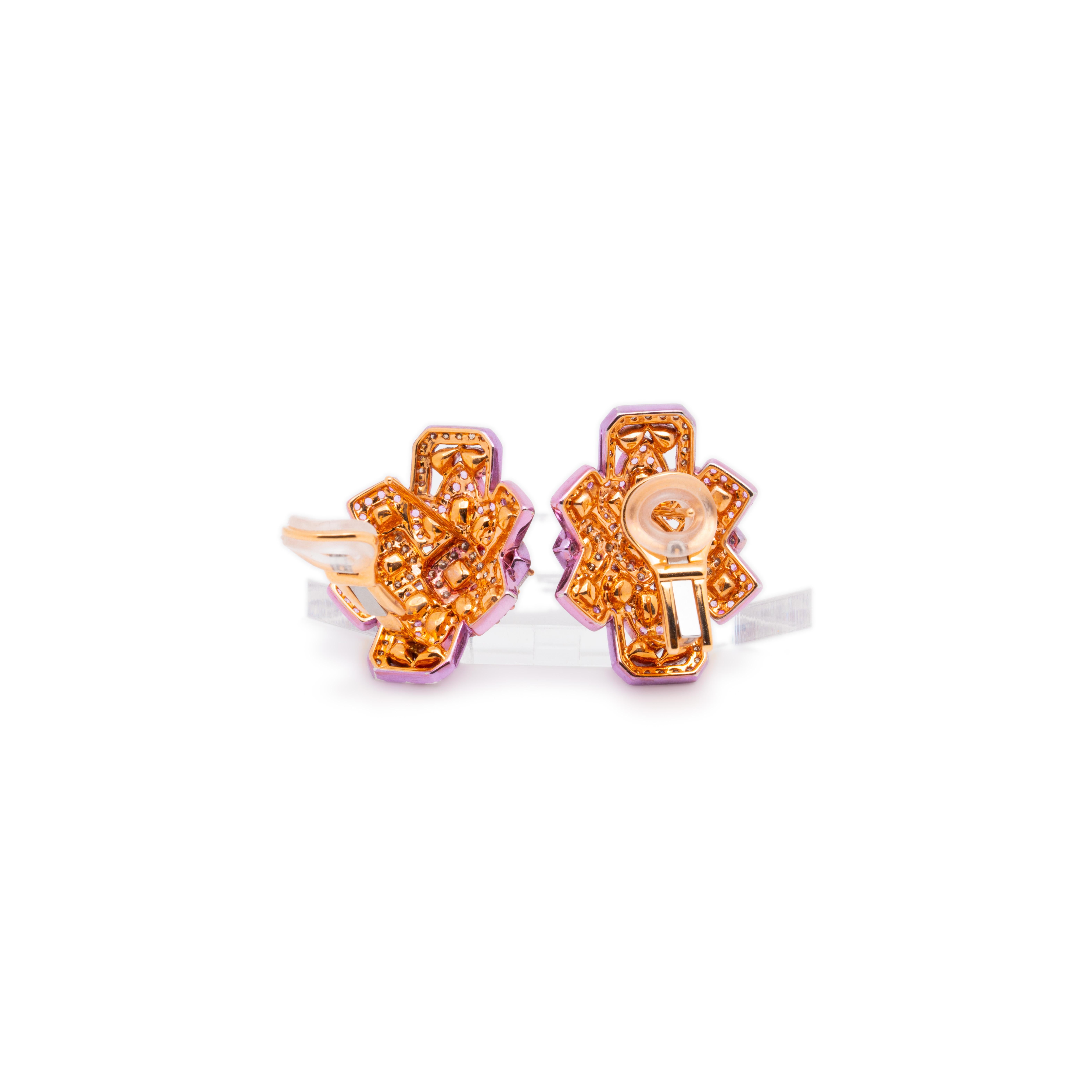Boucles d'oreilles en or rose 18 carats, 3,08 carats, diamant rose et saphir, Austy Lee en vente 1