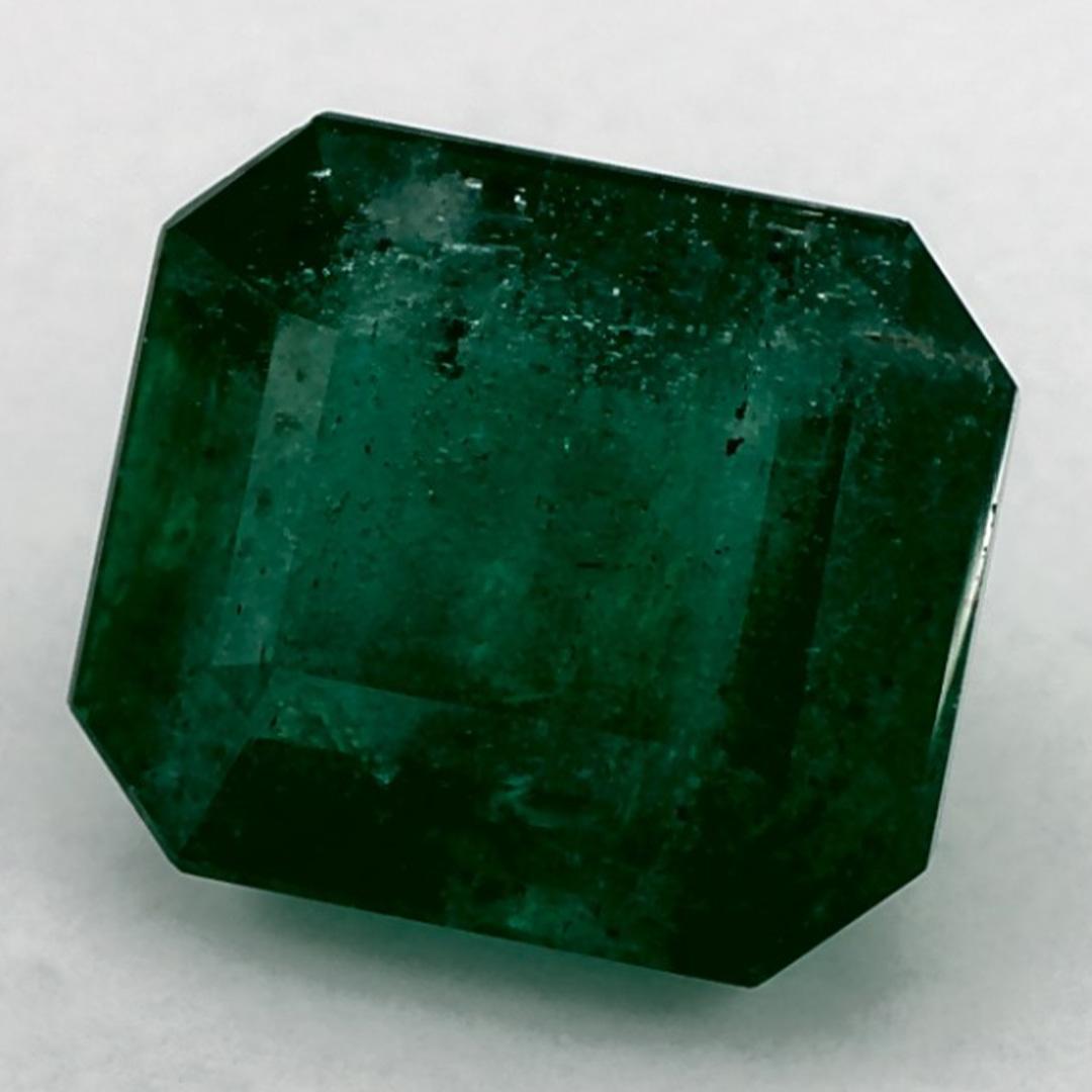 Con un vibrante tono verde, la piedra de nacimiento de mayo es un símbolo del renovado crecimiento primaveral. 

Explora la vibrante colección de esmeraldas, rubíes y zafiros de nuestra tienda, disponibles como gemas sueltas y combinadas con nuestra