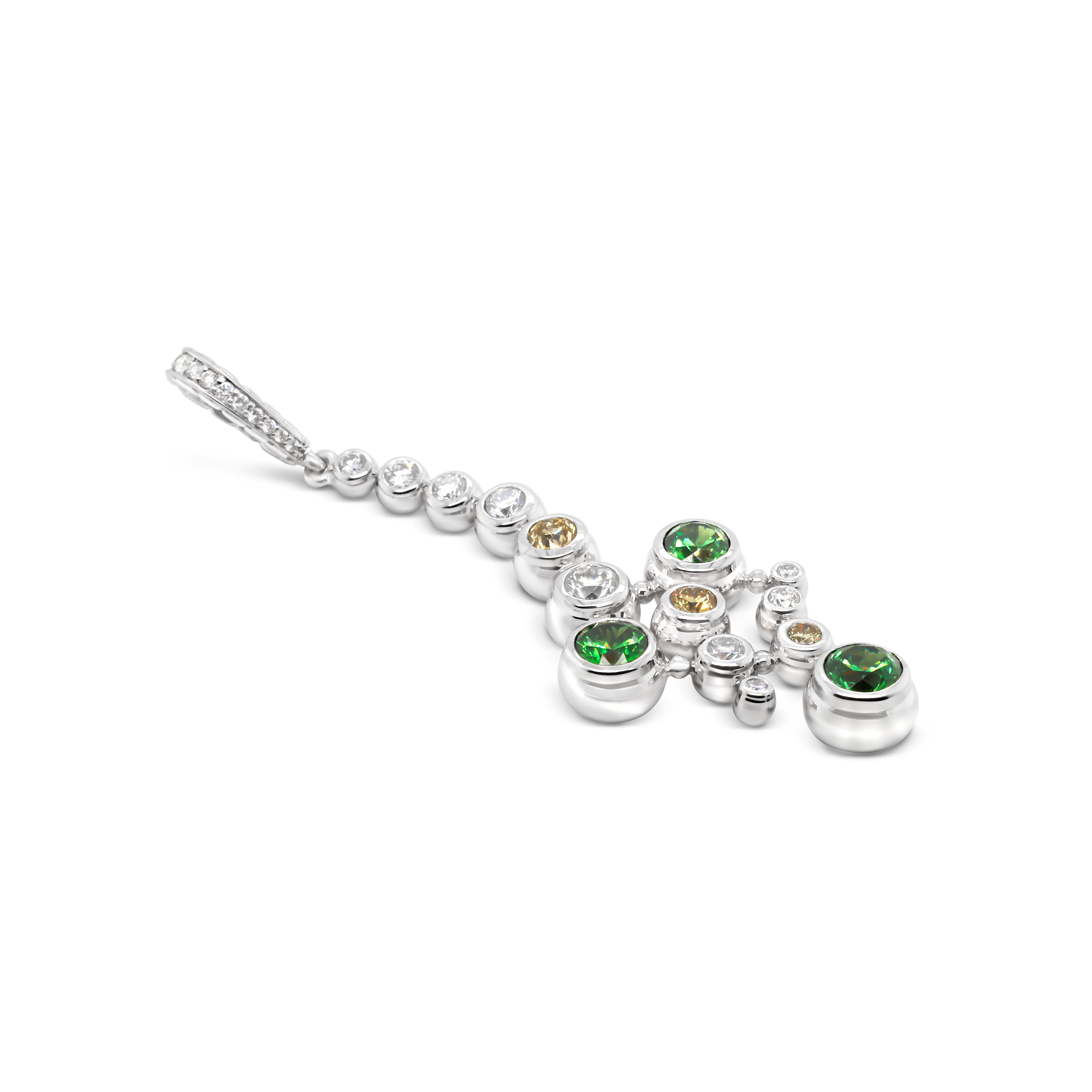 Eccezionale ciondolo in oro bianco 18 carati con demantoidi russi a taglio brillante del peso totale di 3,07 carati combinati con diamanti gialli fantasia da 0,72 carati e diamanti incolori da 1,31 carati. Il design, apparentemente semplice, è