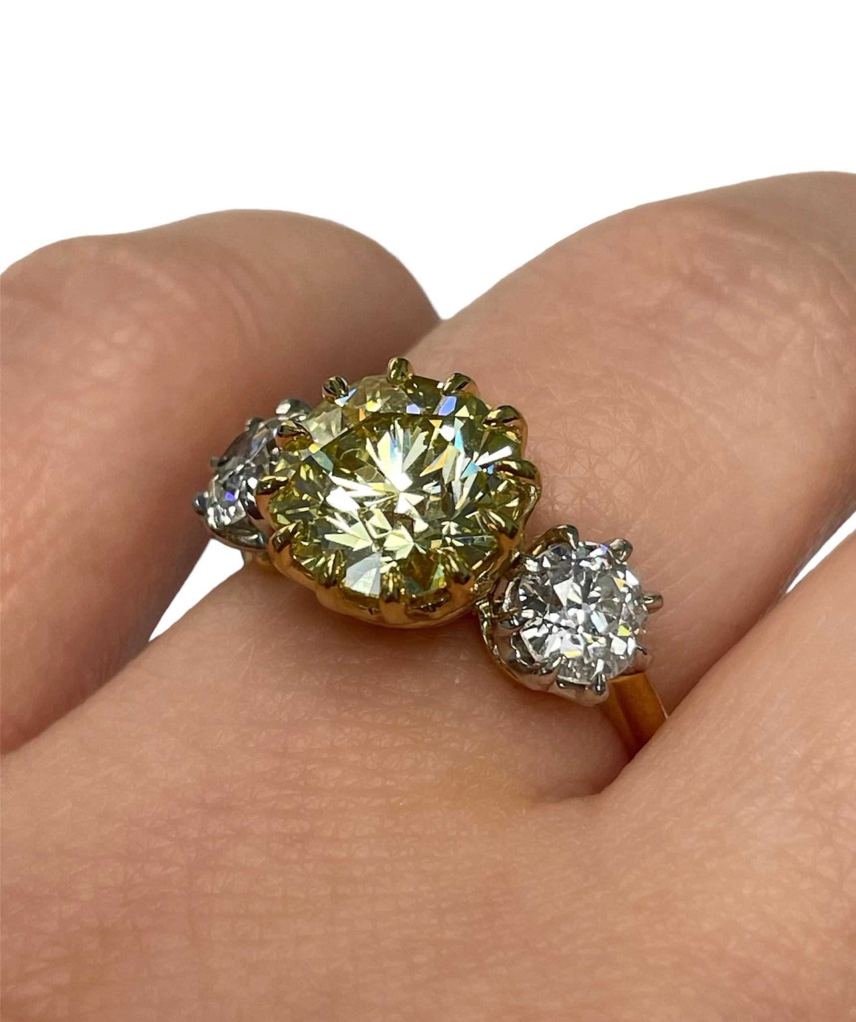 Ring mit 3,08 gelbem Fancy-Diamant und Diamant (Kissenschliff) im Angebot