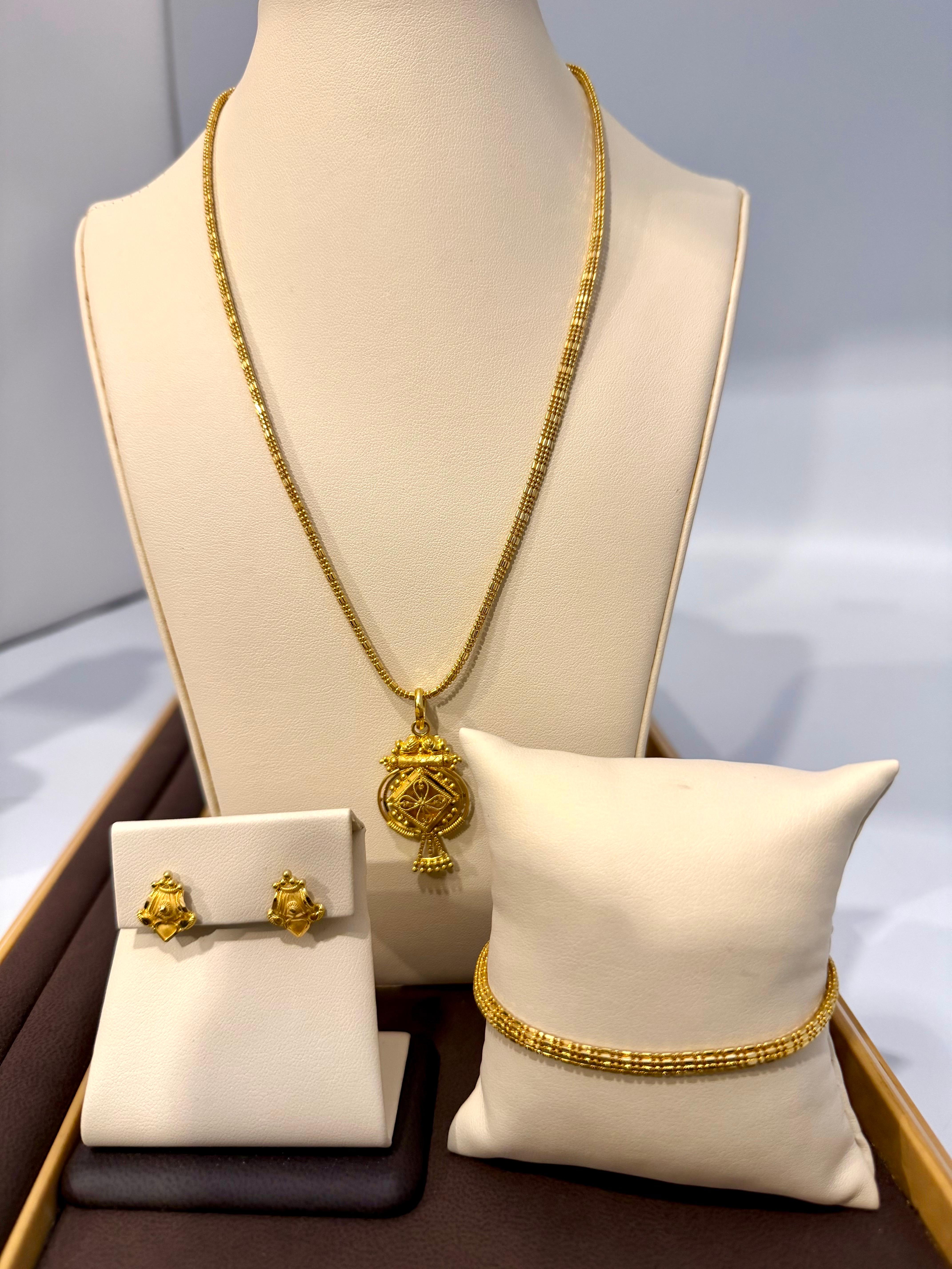 De las mujeres 30.8 Gm 22 Kilates Oro Amarillo Pendiente , Pulsera y Cadena + Colgante Suite Nupcial en venta