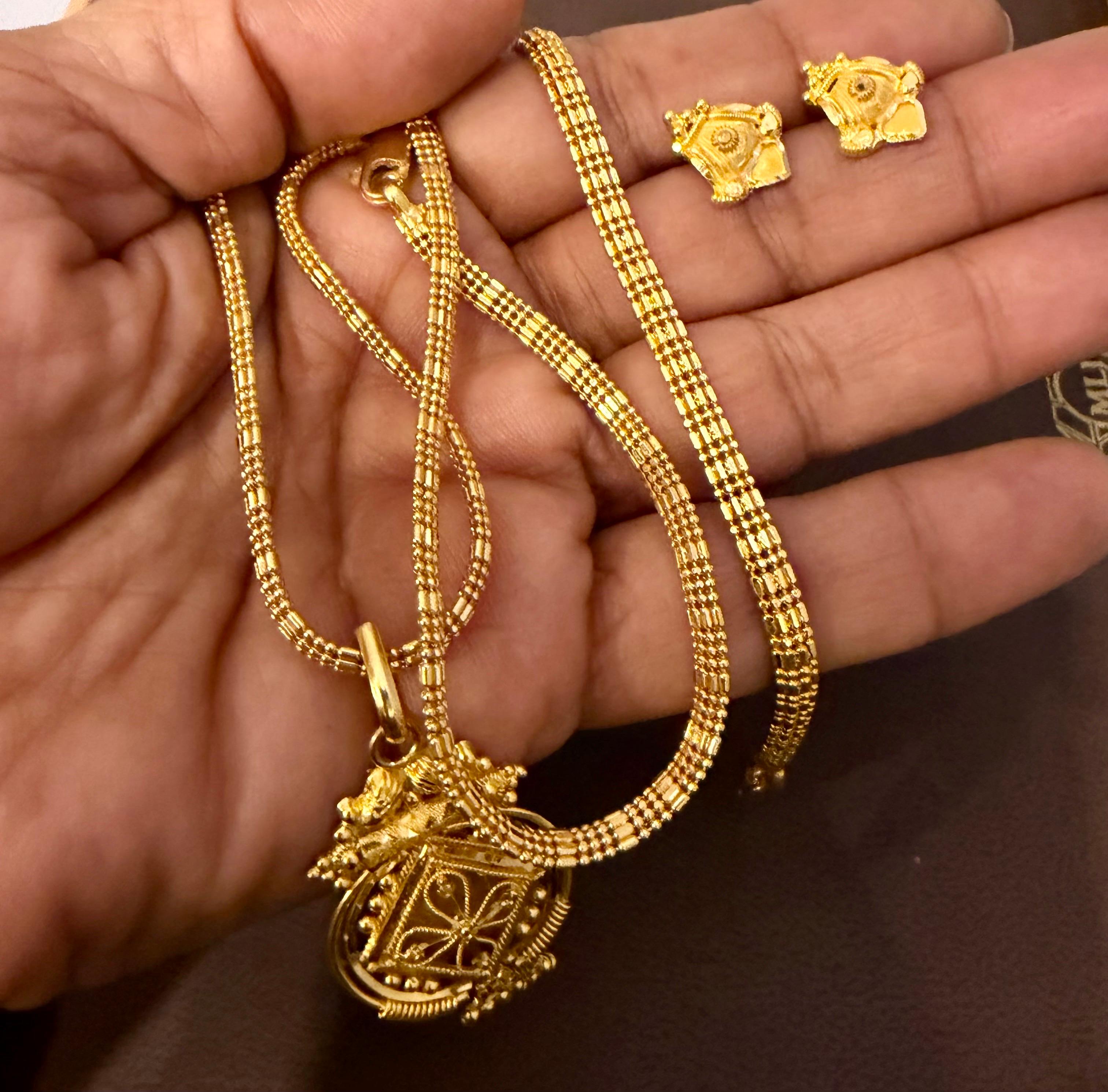 30.8 Gm 22 Kilates Oro Amarillo Pendiente , Pulsera y Cadena + Colgante Suite Nupcial en venta 2