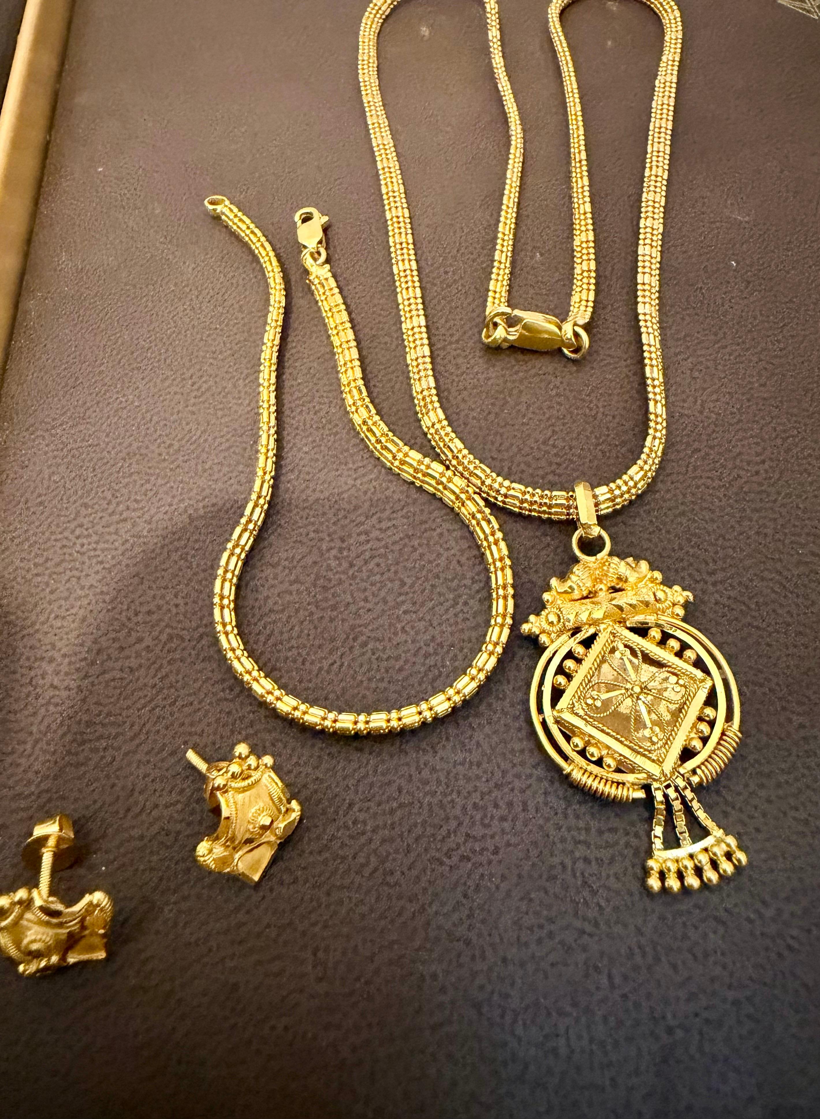 30.8 Gm 22 Kilates Oro Amarillo Pendiente , Pulsera y Cadena + Colgante Suite Nupcial en venta 3