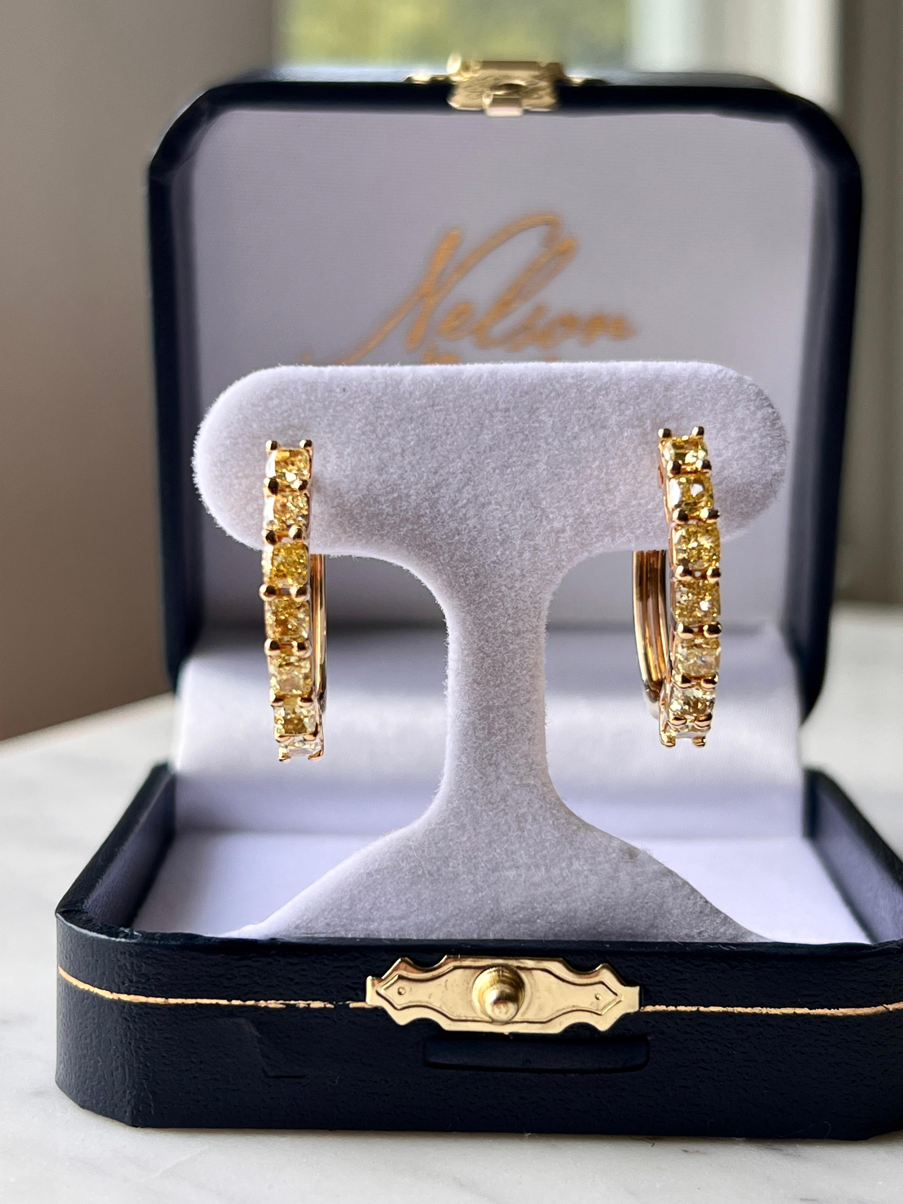 Une paire de boucles d'oreilles contemporaines en or jaune 18 carats serties de quatorze diamants jaunes taille coussin d'un poids total de 3,08 carats.  Les diamants présentent une teinte dorée chaude et sont classés avec une clarté I1, offrant une