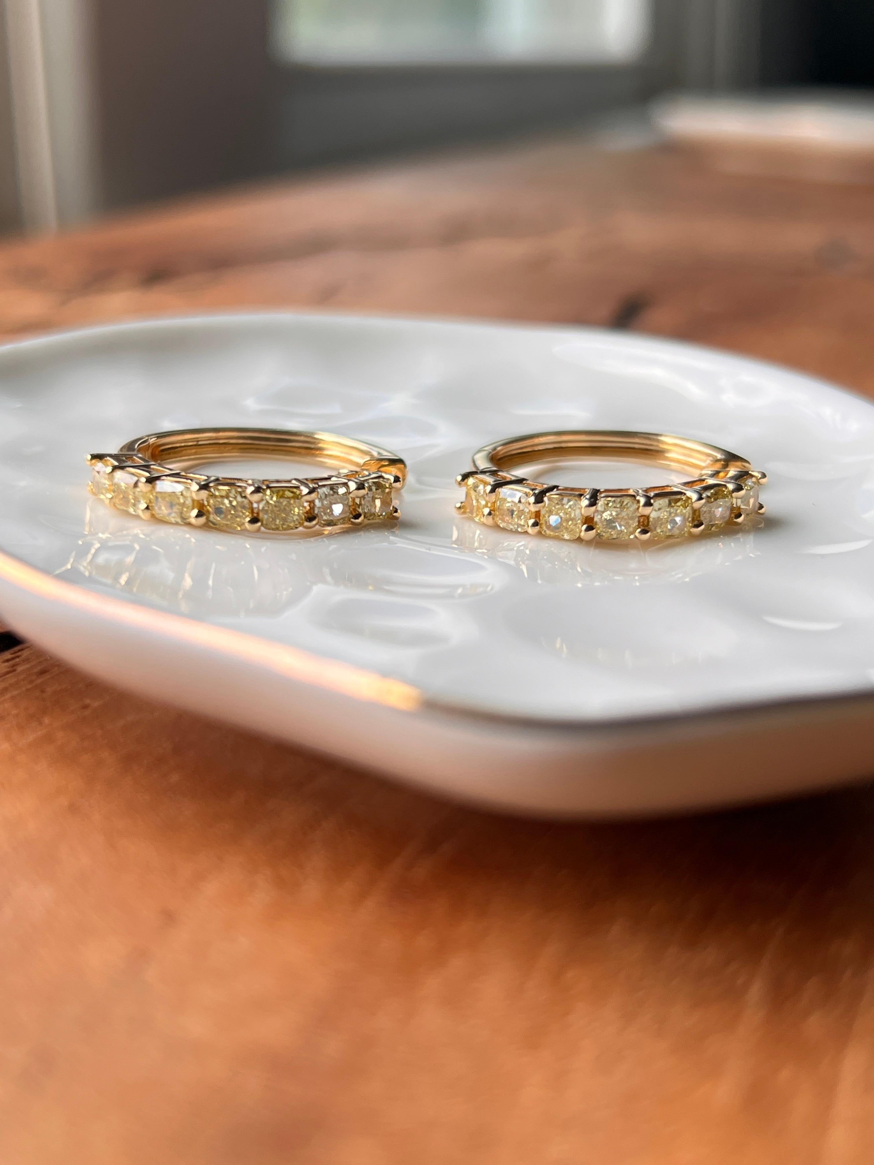 Contemporain Boucles d'oreilles en or jaune 18k et diamant jaune taillé en coussin de 3,08 TCW en vente
