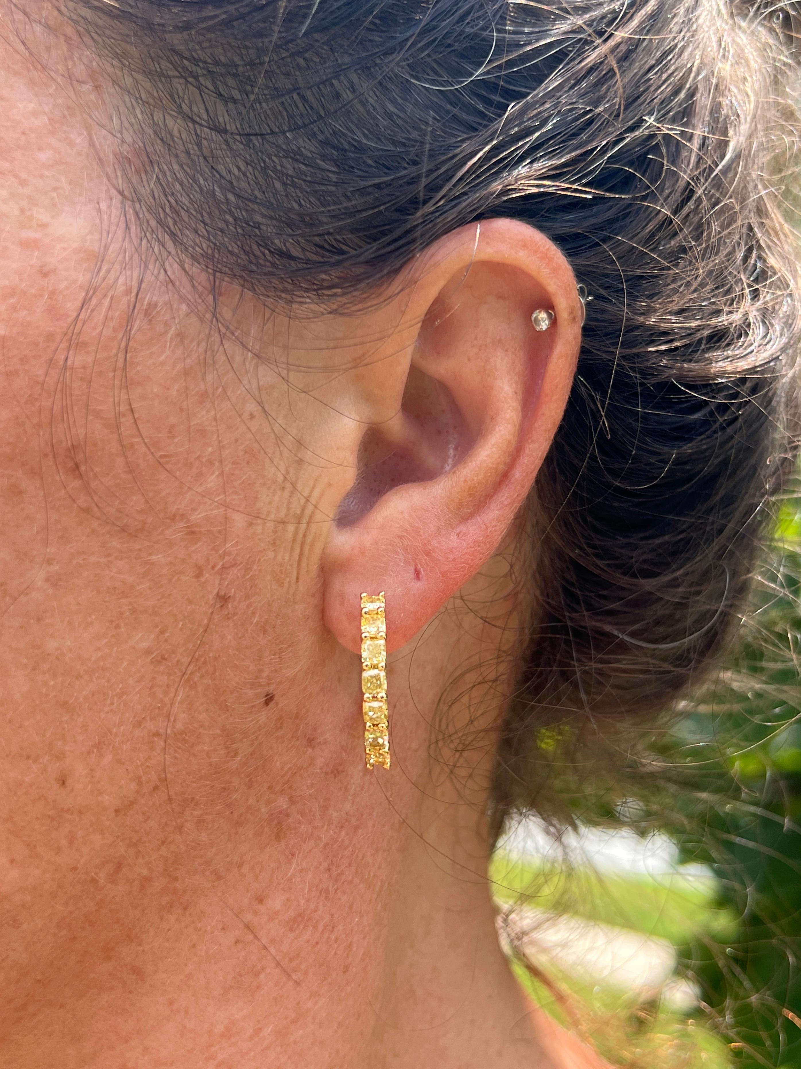 Boucles d'oreilles en or jaune 18k et diamant jaune taillé en coussin de 3,08 TCW Bon état - En vente à Towson, MD