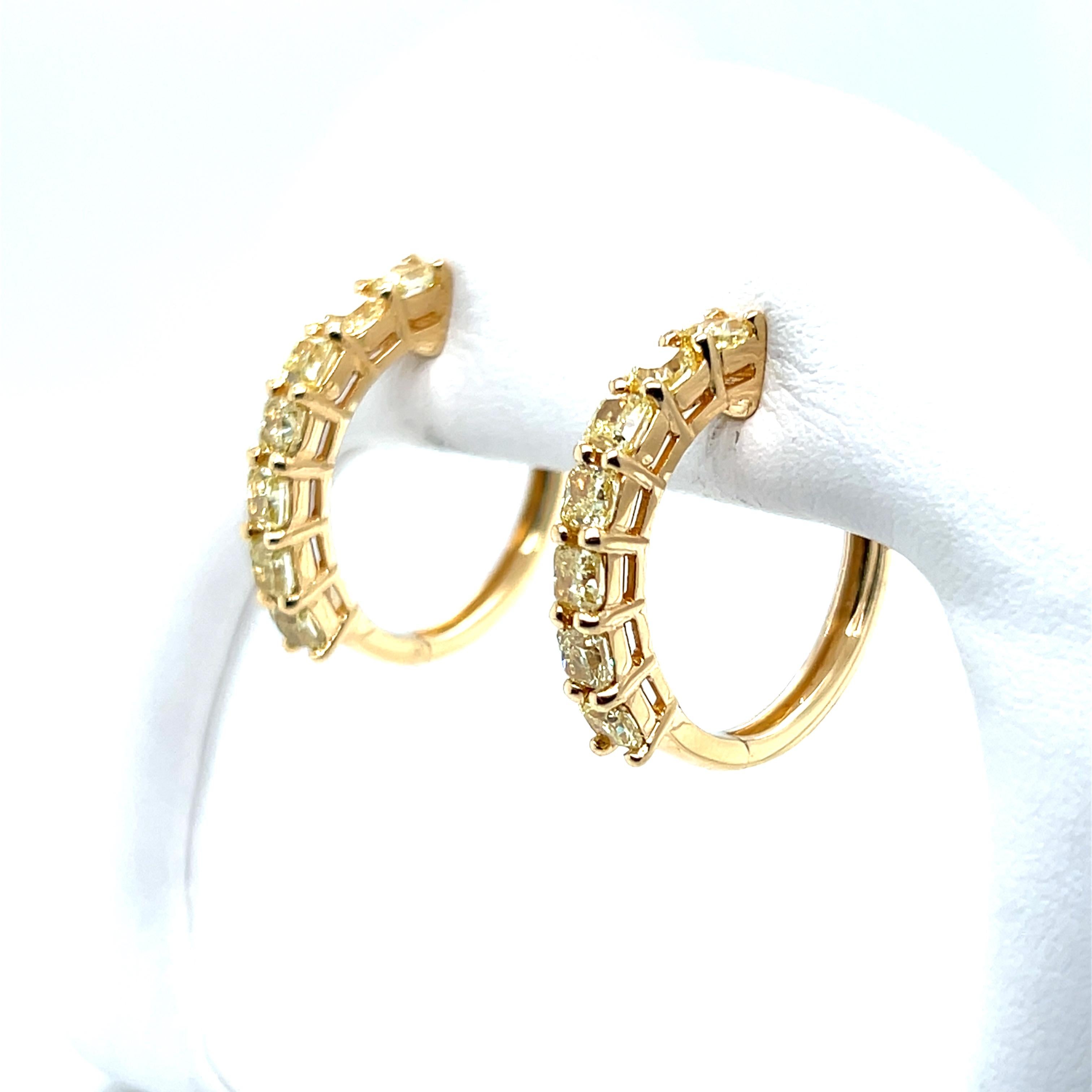 Boucles d'oreilles en or jaune 18k et diamant jaune taillé en coussin de 3,08 TCW en vente 1
