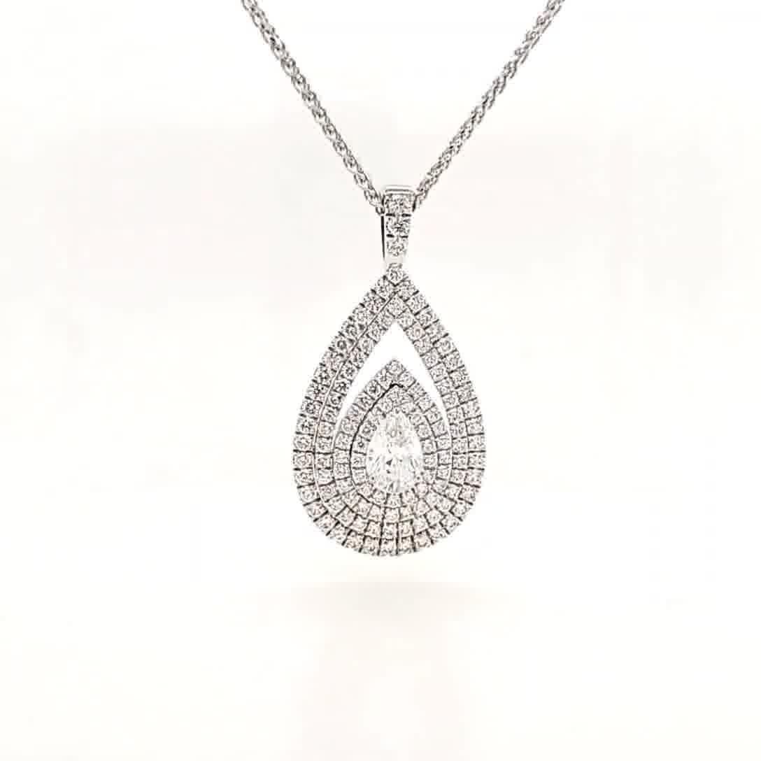 Un diamante a forma di pera da 1,08 carati certificato GIA di colore E / purezza IF  è incorniciato da quattro aureole di 120 scintillanti diamanti a taglio rotondo. Il ciondolo è di un'eleganza radiosa e cattura la luce con ogni movimento