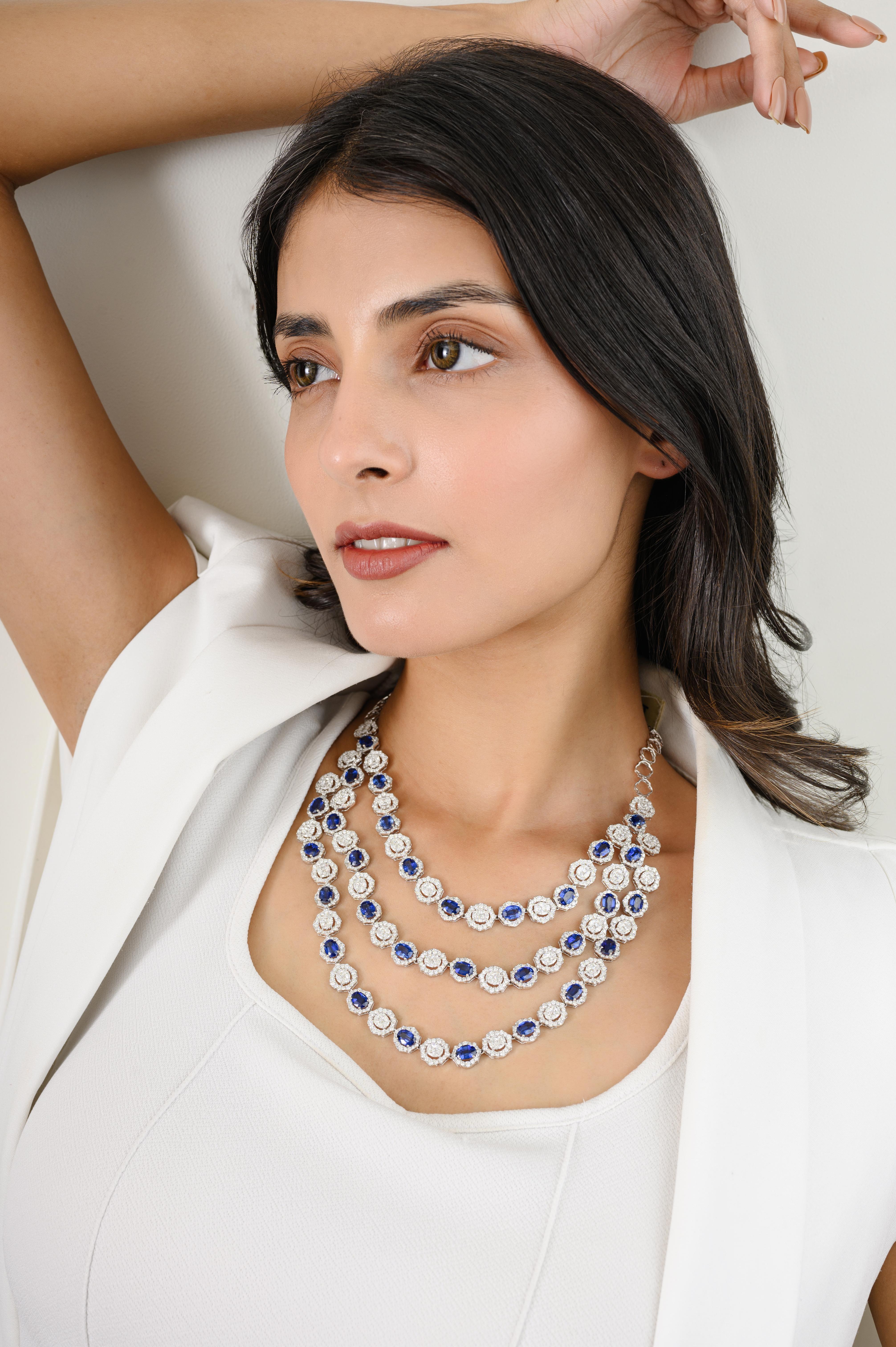 Collana a tre strati in oro 18 carati con cianite da 30,86 CTW e diamanti da 19,75 CTW con diamanti incastonati intorno alla cianite di forma ovale. Questo splendido gioiello eleva immediatamente un look casual o un abito elegante. 
La kyanite