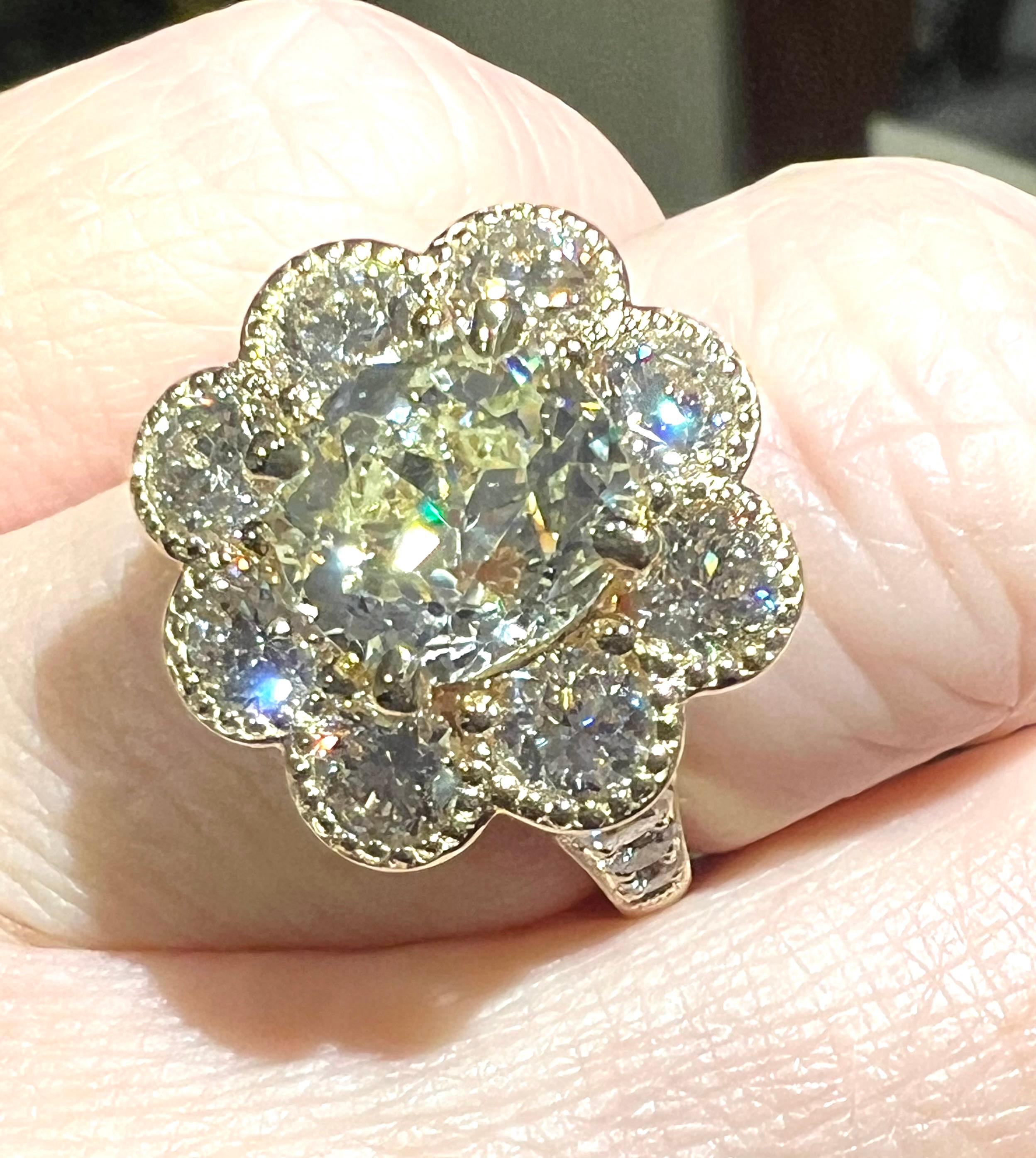 Diamant ancien de 3,08 carats serti à la fleur avec des diamants modernes de 2,85 carats en vente 12