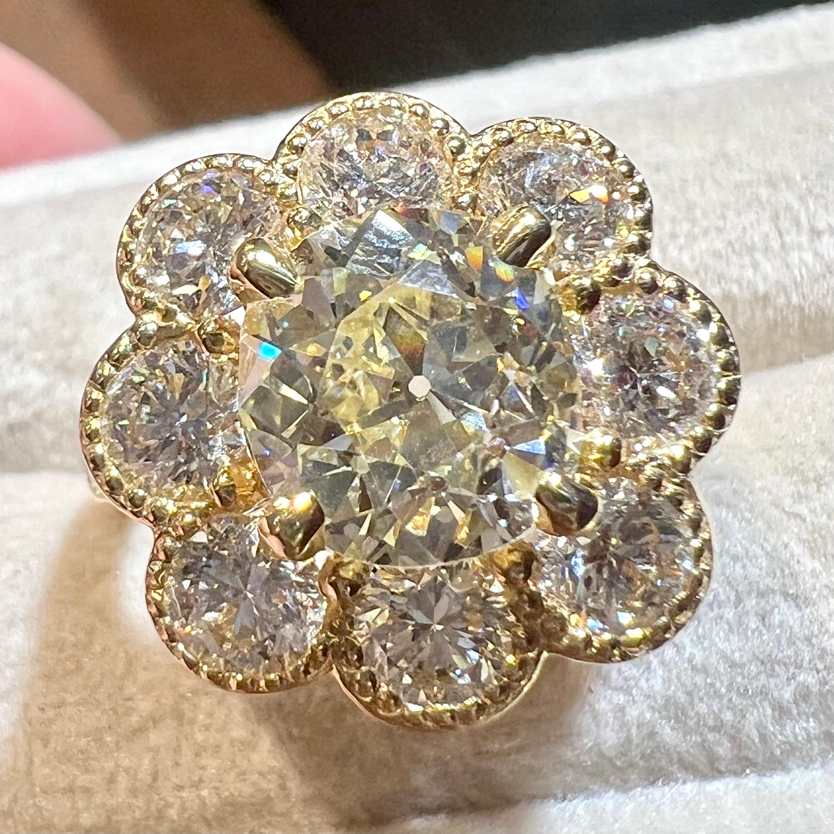 Diamant ancien de 3,08 carats serti à la fleur avec des diamants modernes de 2,85 carats en vente 13