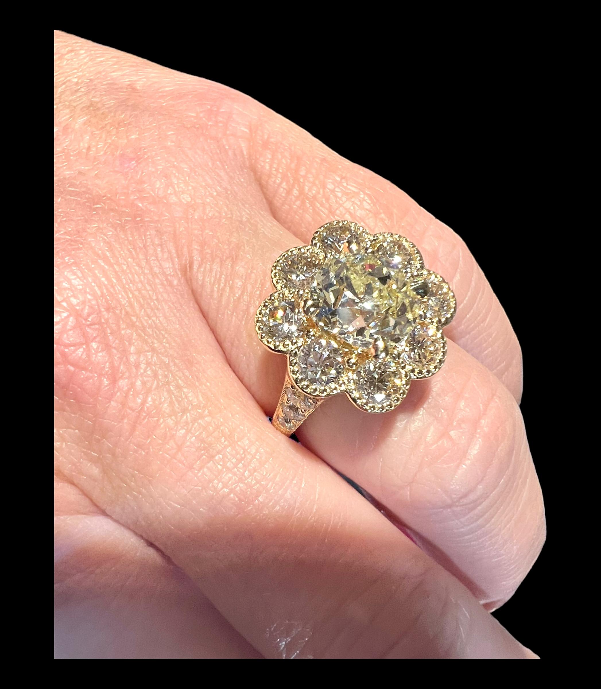 3.08ct Antique Diamond in Floral Setting with 2.85ct Modern Diamonds In Good Condition For Sale In SAINT-OUEN-SUR-SEINE, FR