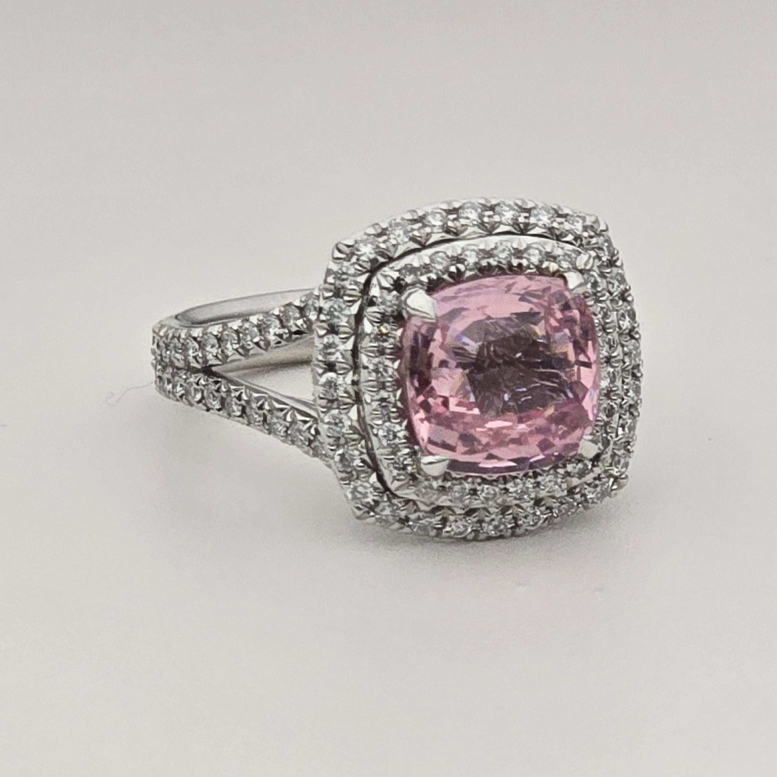 Un anello cocktail con un grande zaffiro di 3,08 carati e 1,33 carati di diamanti in platino.
I diamanti hanno una purezza VS e un colore F-G. Il raro zaffiro padparadscha è leggermente incluso con un colore straordinario.
Grammi: 9.15
Articolo