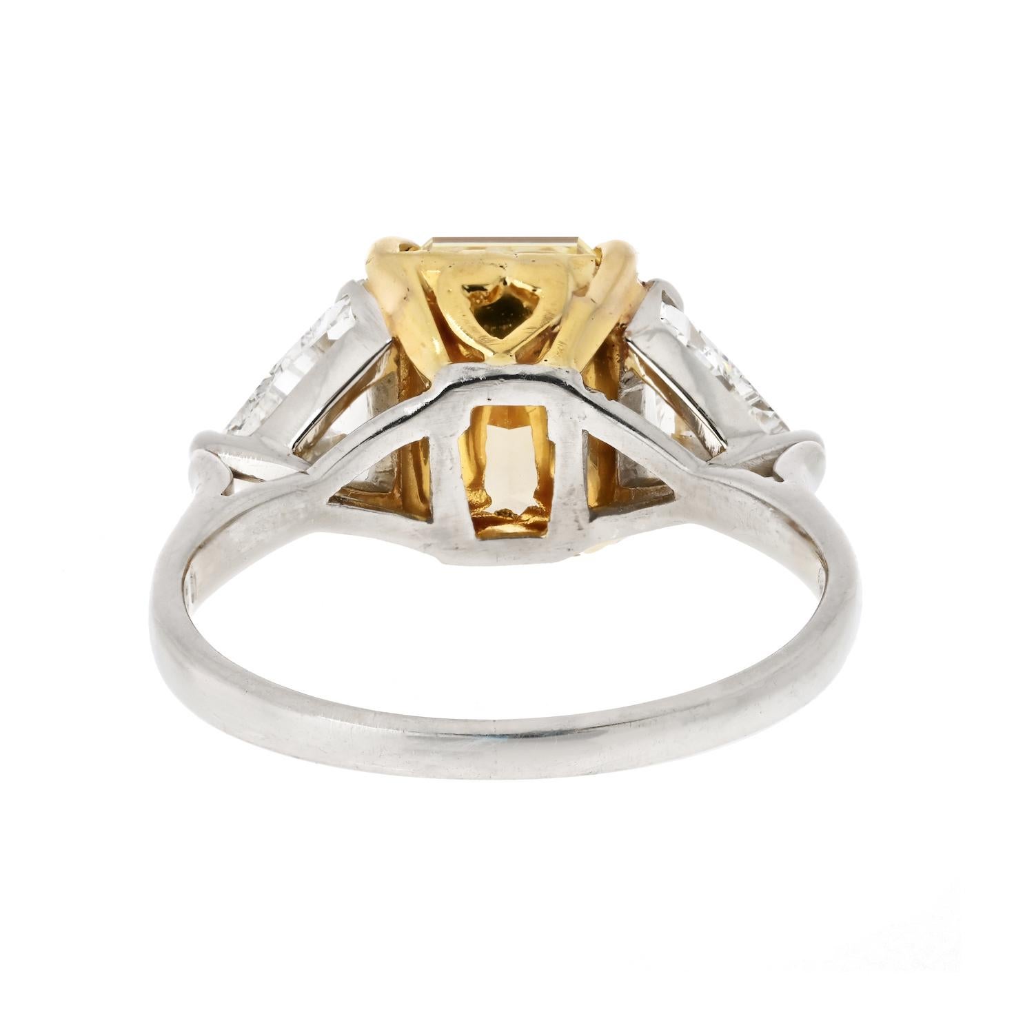 Bague de fiançailles avec diamant jaune fantaisie de 3,08 carats taille radiant VVS2 GIA Excellent état - En vente à New York, NY