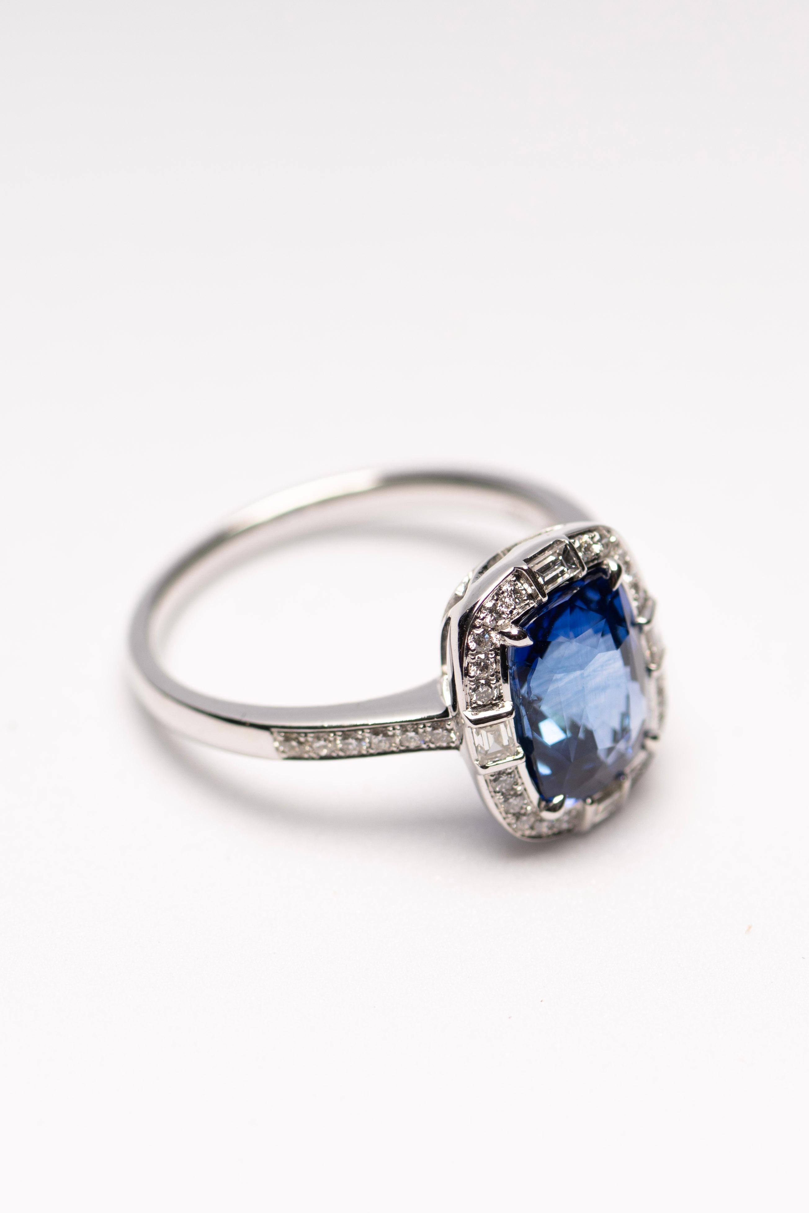 in vendita:  Anello con zaffiro blu reale da 3,08 carati e diamanti tondi e baguette in oro 18 carati 4