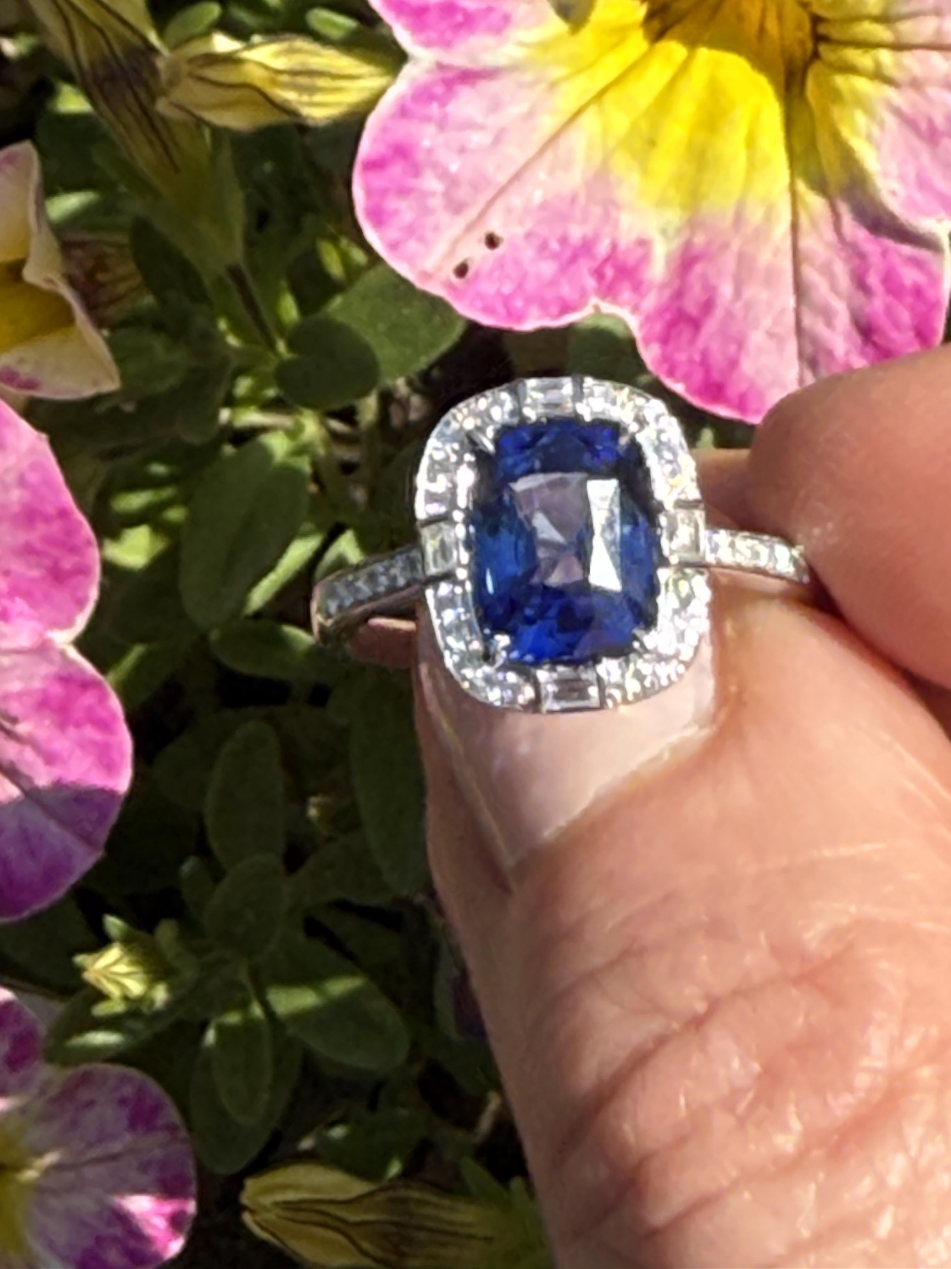 in vendita:  Anello con zaffiro blu reale da 3,08 carati e diamanti tondi e baguette in oro 18 carati 6