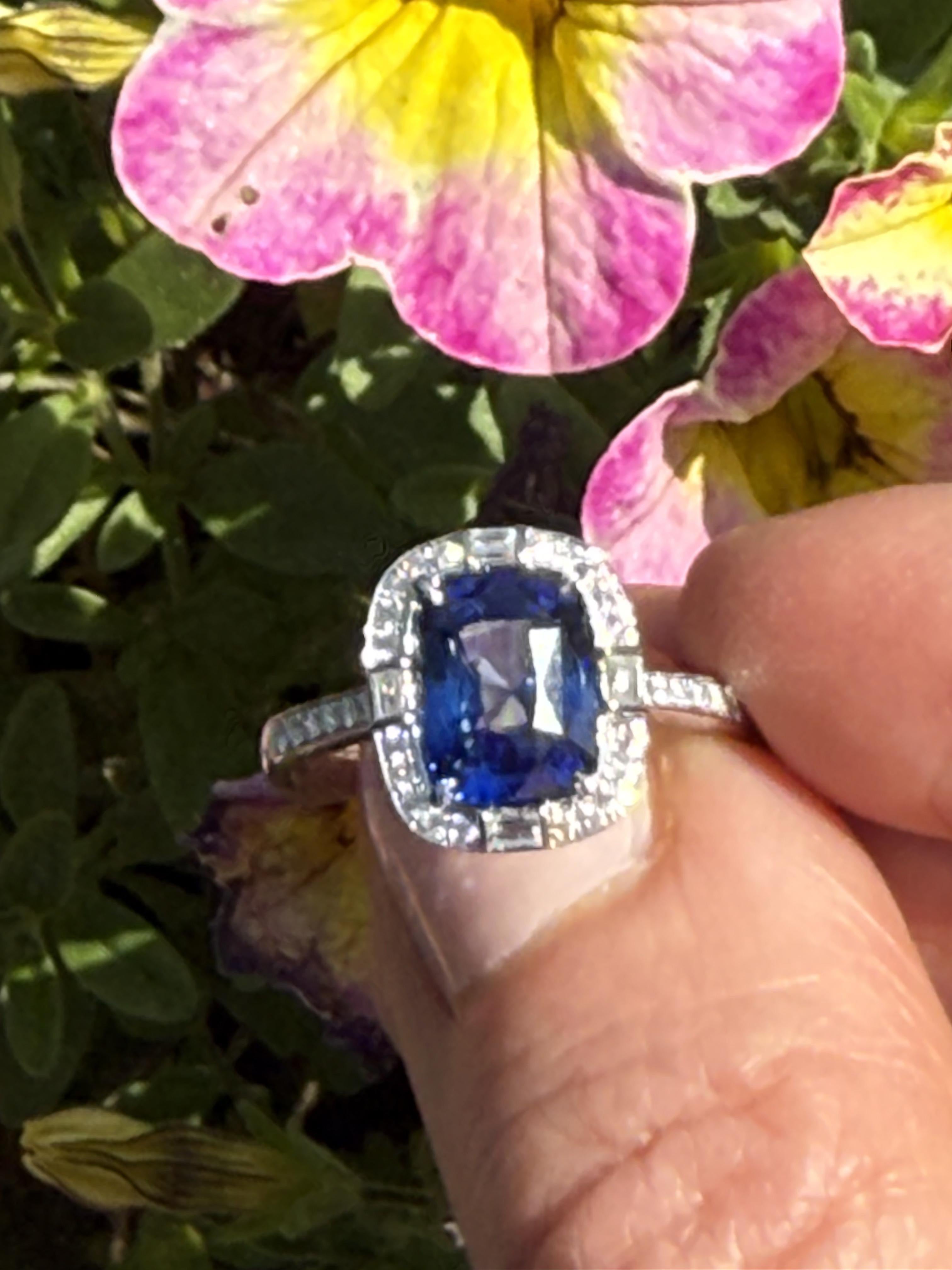 in vendita:  Anello con zaffiro blu reale da 3,08 carati e diamanti tondi e baguette in oro 18 carati 7