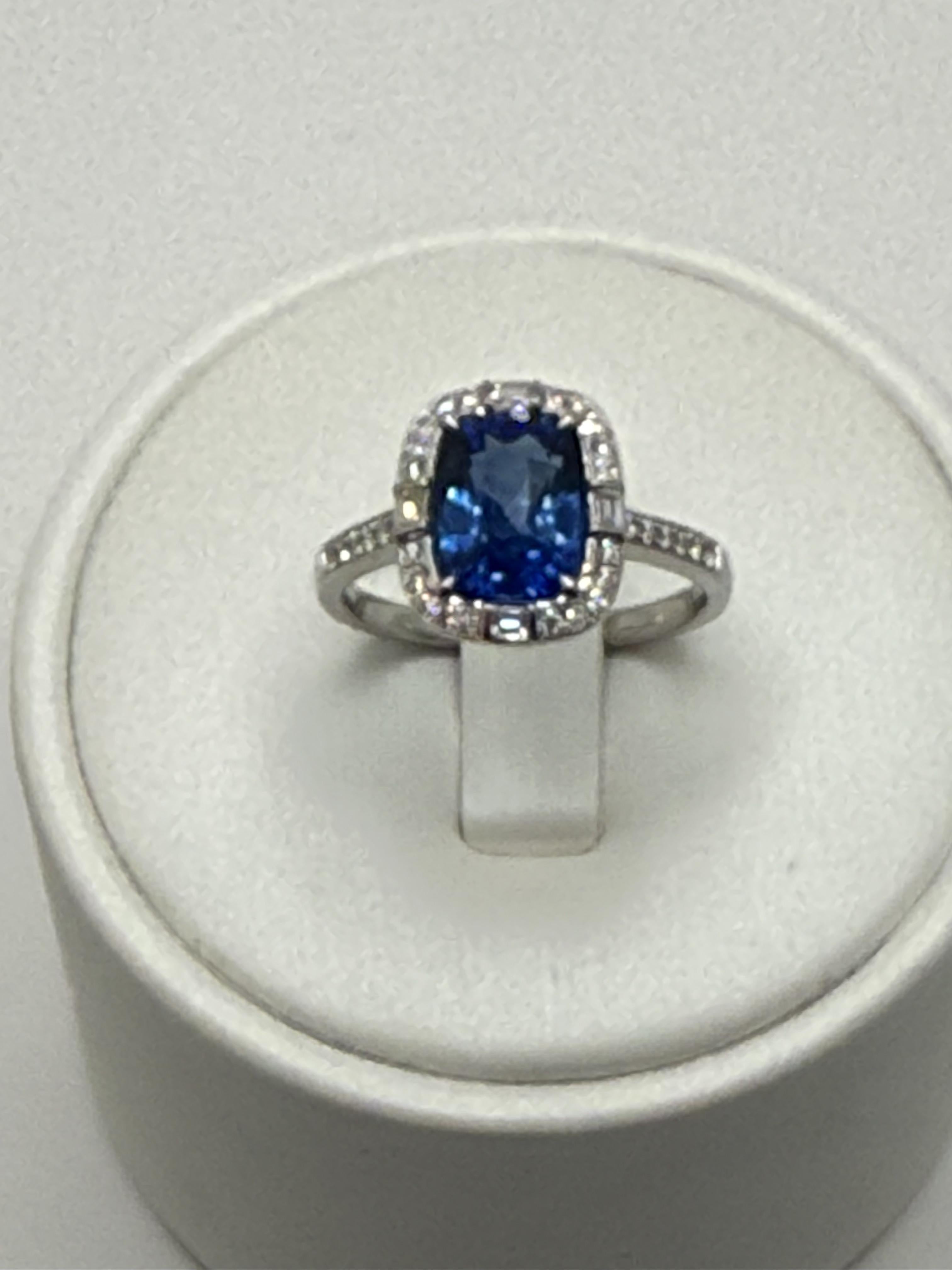 in vendita:  Anello con zaffiro blu reale da 3,08 carati e diamanti tondi e baguette in oro 18 carati 8
