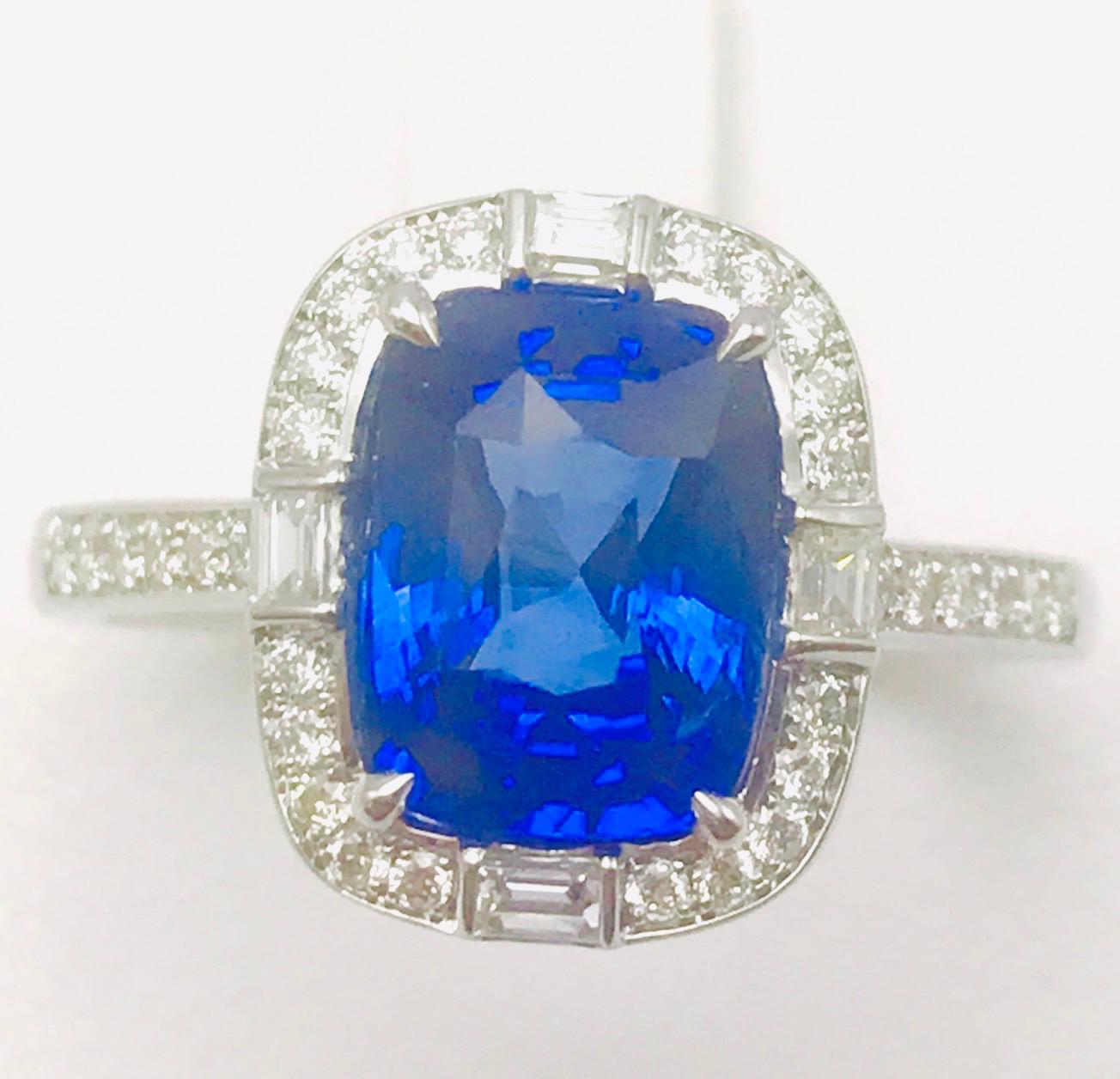in vendita:  Anello con zaffiro blu reale da 3,08 carati e diamanti tondi e baguette in oro 18 carati 9
